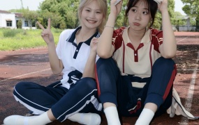 185/幺幺、菲菲~《再忆童年》今天我们姐妹二人一起穿着校服回顾童年时代