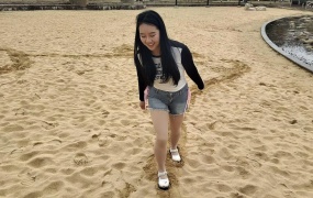 384-1/小钰~【儿时戏沙】小时候你会在沙滩挖地道吗?