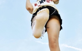 522番茄~【一脚当先】这视角下脚像巨人的脚,把蓝天当画布,给自己整出点奇妙乐趣