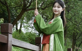 540/安妮~【林间静立】在熟悉的长廊,把日子过成带着古韵的篇章,每一步都有独特的回响。