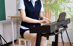 563/大发~【手忙脚乱】那架电子琴静静地伫立着,仿佛在等待着一场美妙的演奏。