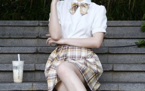 618/安妮~【冰饮解暑】格裙的版型俏皮又可爱,把青春活力都穿在了身上,人字拖则带着满满的休闲感,让身心都放松下来。