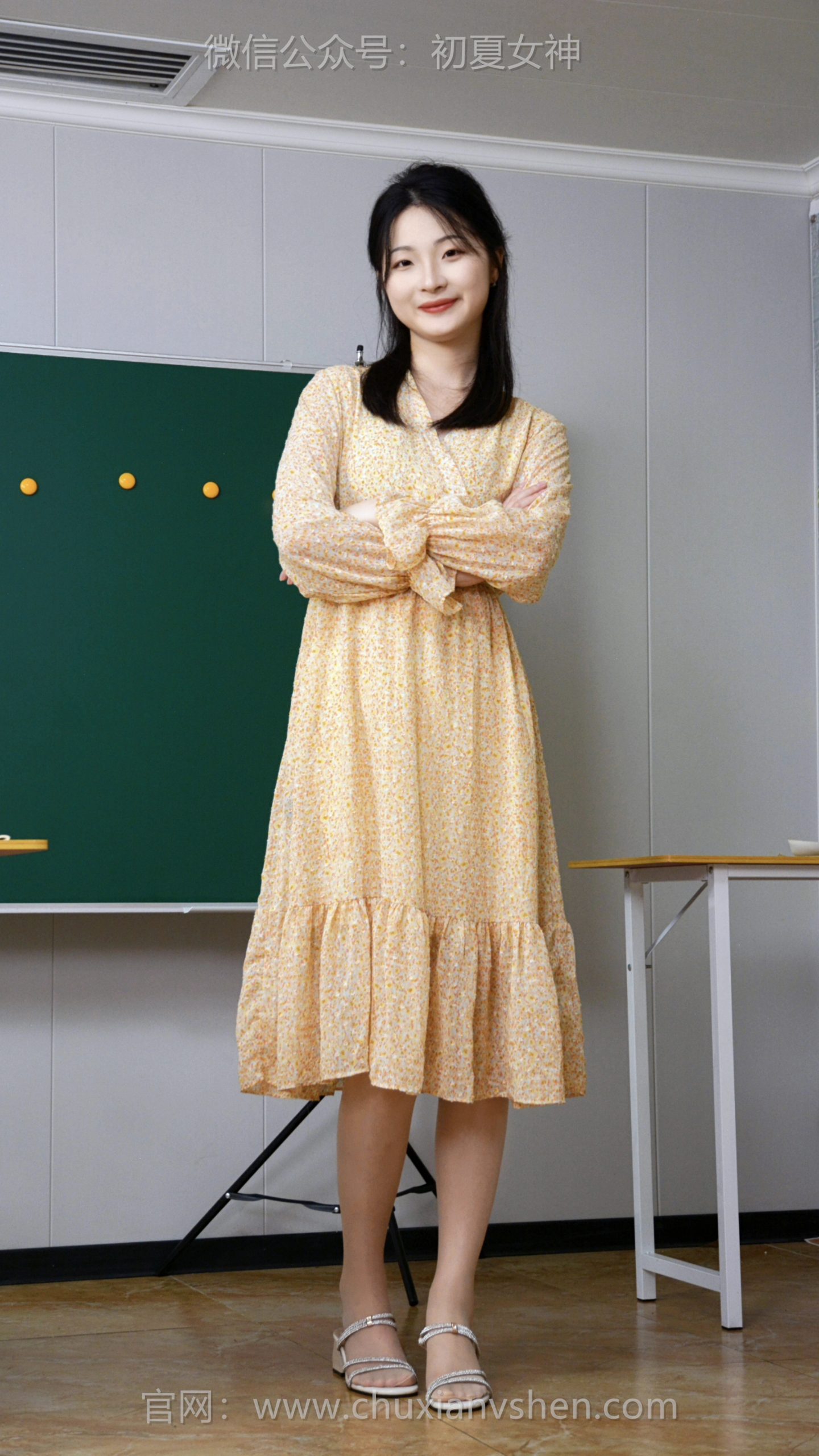 533/安妮~【浑然一体】碎花裙一上身，和地板、桌子默契撞色，这是要 “隐身” 呀！
