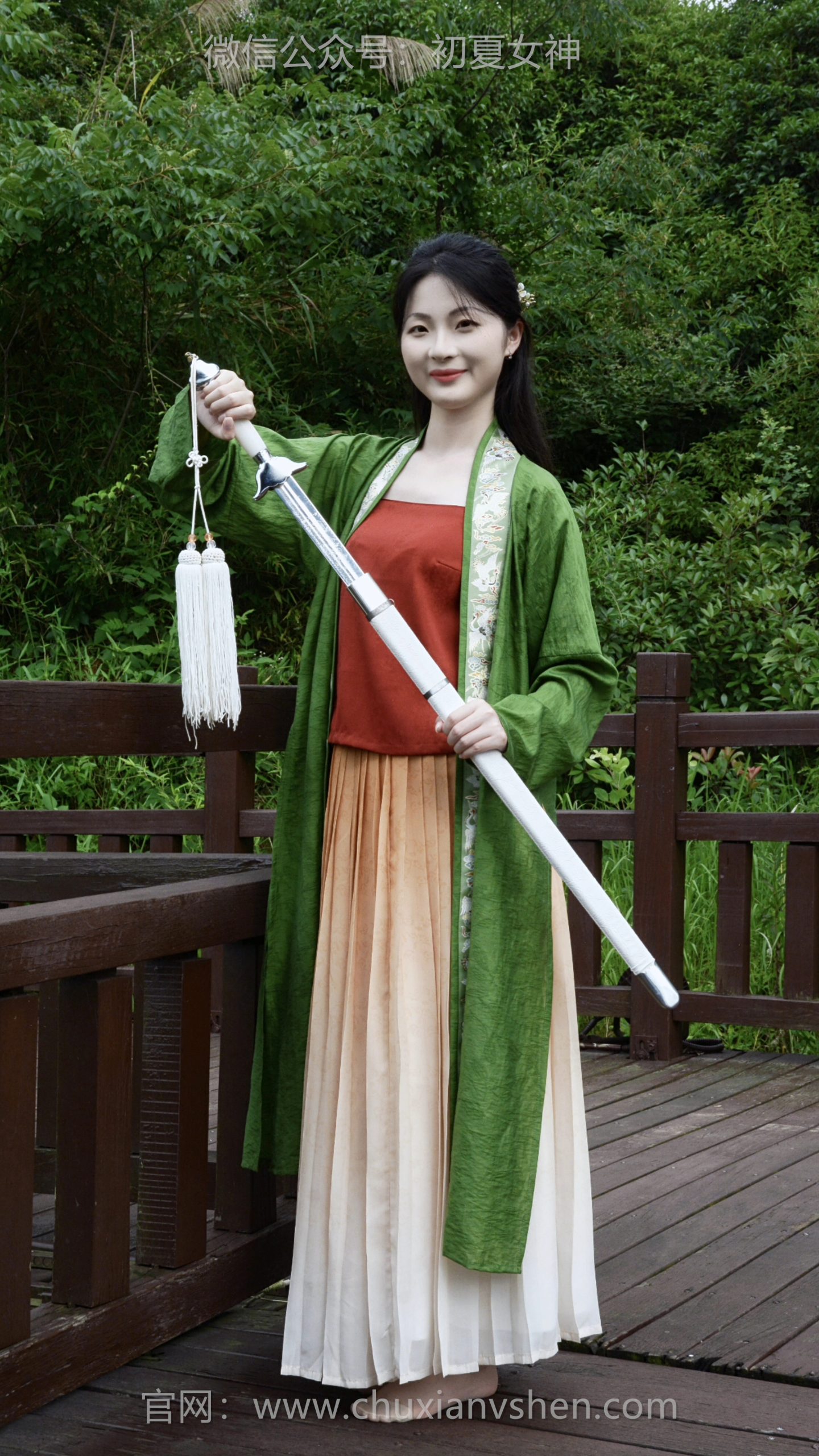 540/安妮~【林间静立】在熟悉的长廊，把日子过成带着古韵的篇章，每一步都有独特的回响。