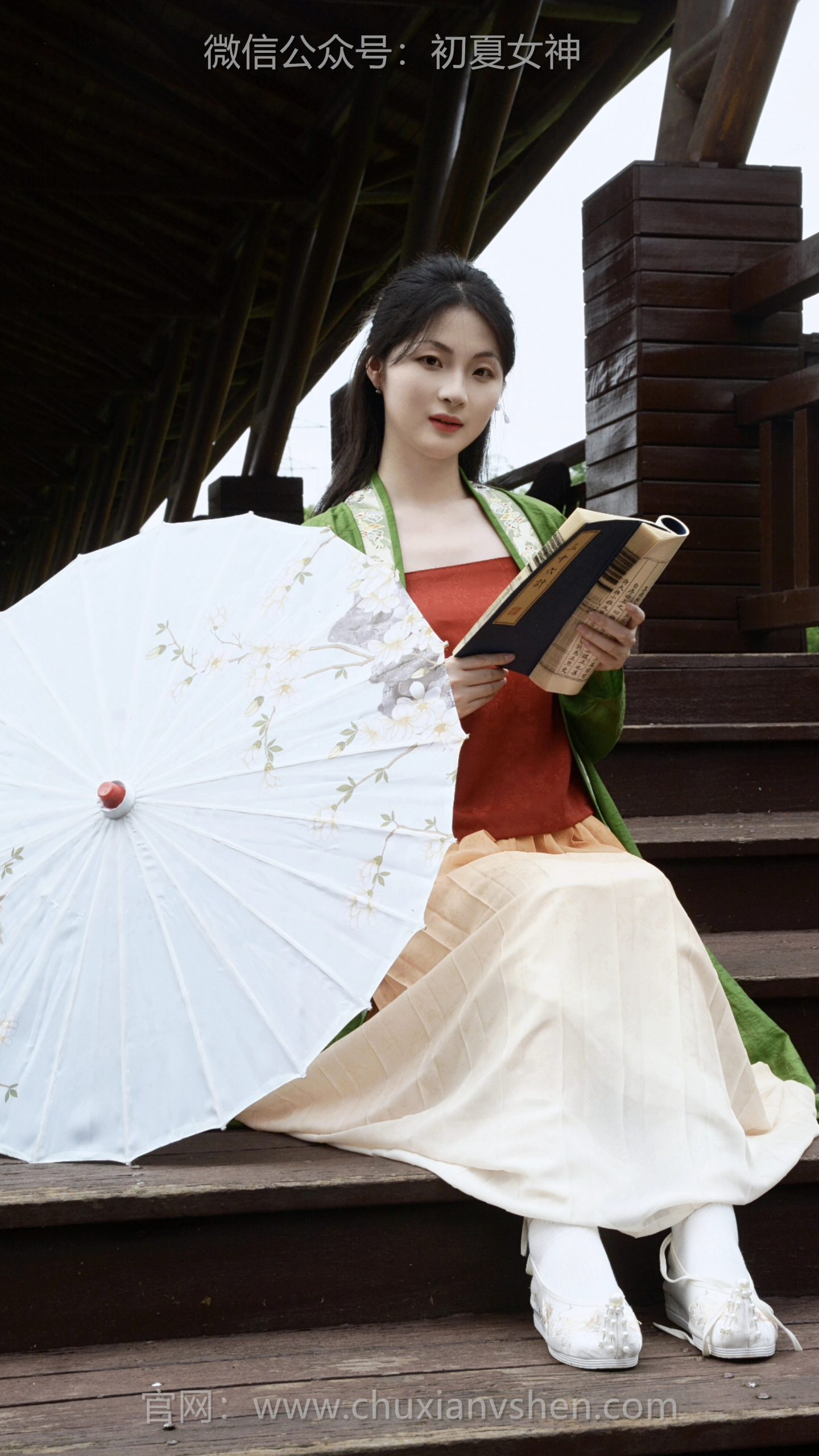 540/安妮~【林间静立】在熟悉的长廊，把日子过成带着古韵的篇章，每一步都有独特的回响。