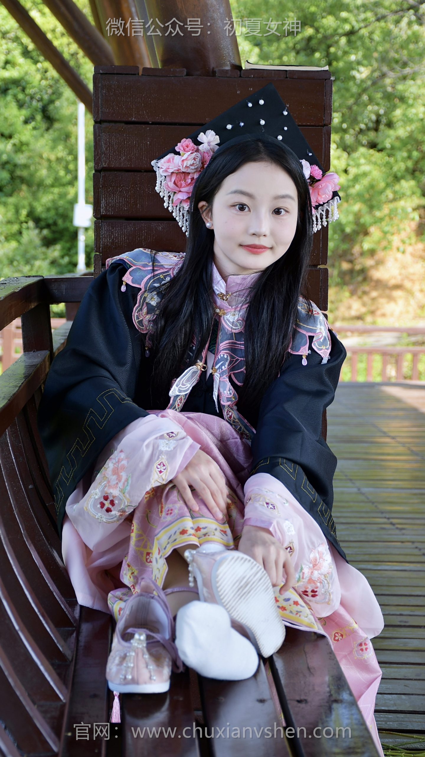 591/双双~【毕业衣袍】廊亭的木色与这套学士服的韵味，竟如此契合。