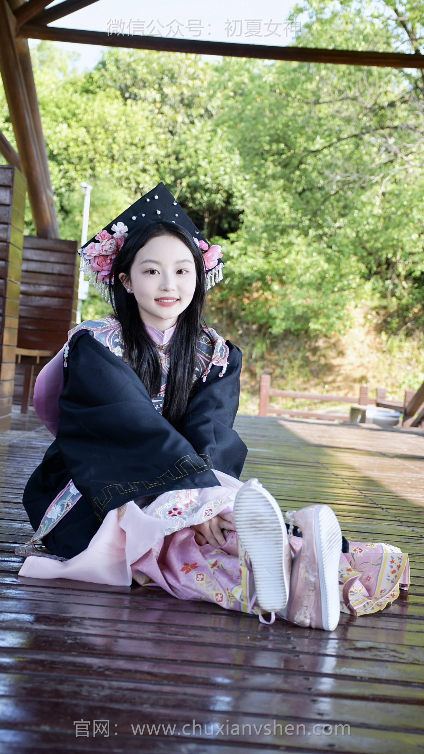 591/双双~【毕业衣袍】廊亭的木色与这套学士服的韵味，竟如此契合。