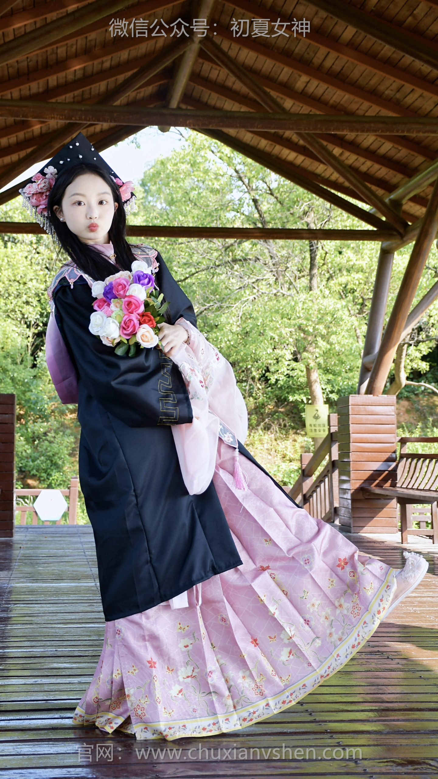 591/双双~【毕业衣袍】廊亭的木色与这套学士服的韵味，竟如此契合。