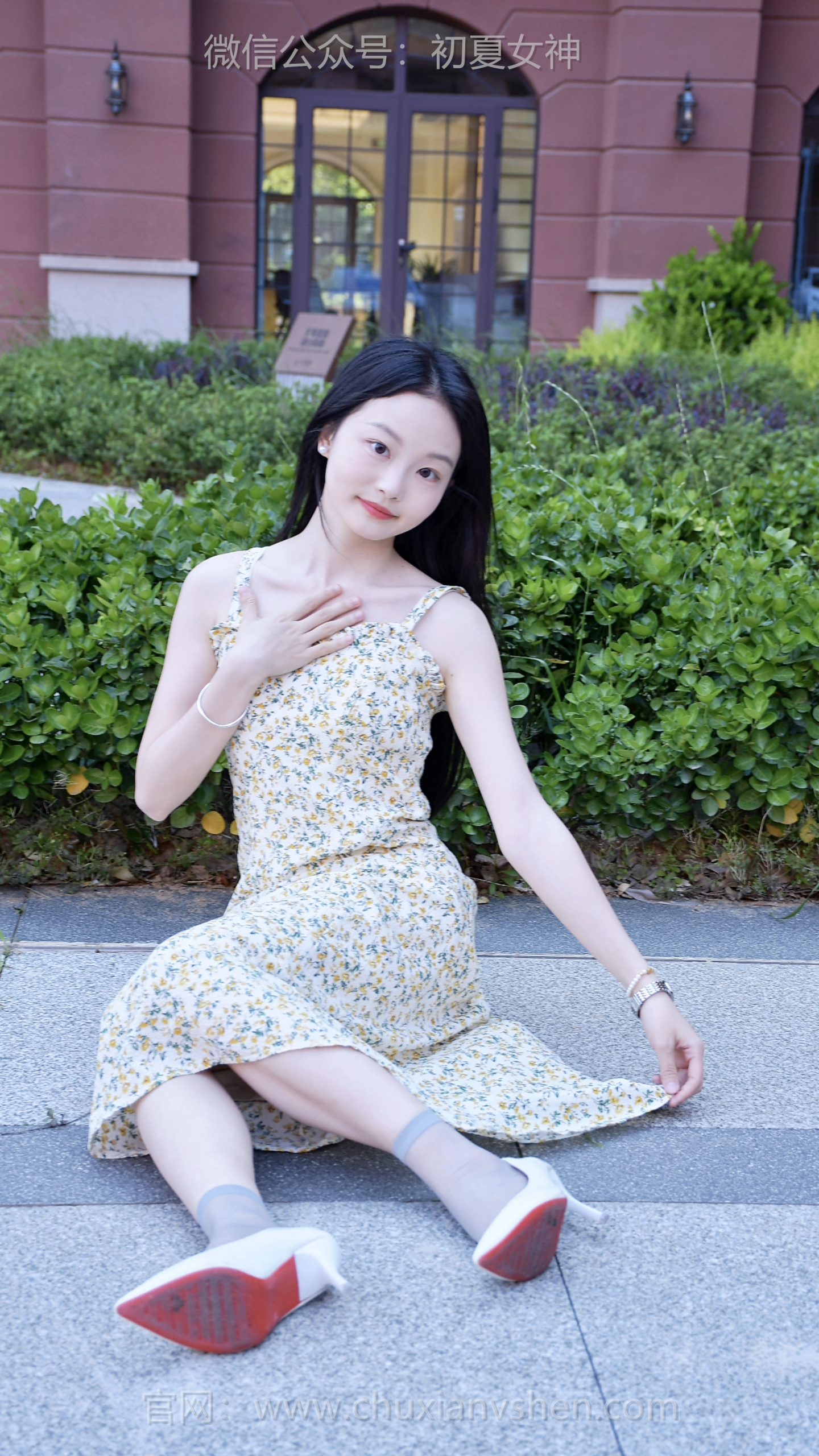 594/双双~【随性起舞】穿碎花吊带裙，肩带总滑，时刻操心走光，手忙脚乱也挡不住裙上碎花的浪漫～