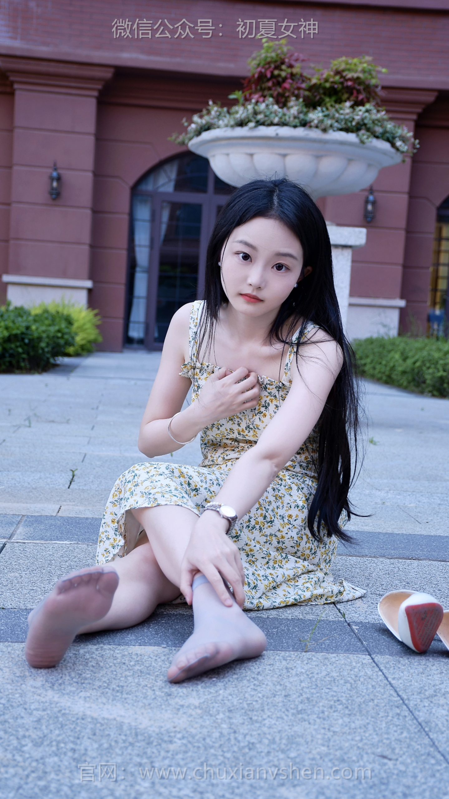 594/双双~【随性起舞】穿碎花吊带裙，肩带总滑，时刻操心走光，手忙脚乱也挡不住裙上碎花的浪漫～
