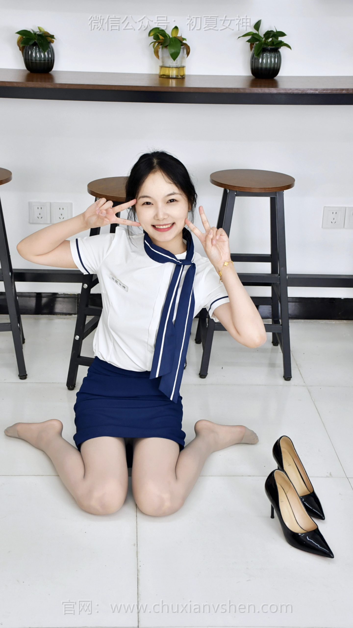 609/芸芸~【白蓝显俏】今日穿搭是空姐服，上身瞬间有干练感，看着镜子都觉得亮眼，你们坐飞机时见过这样的模样吗～