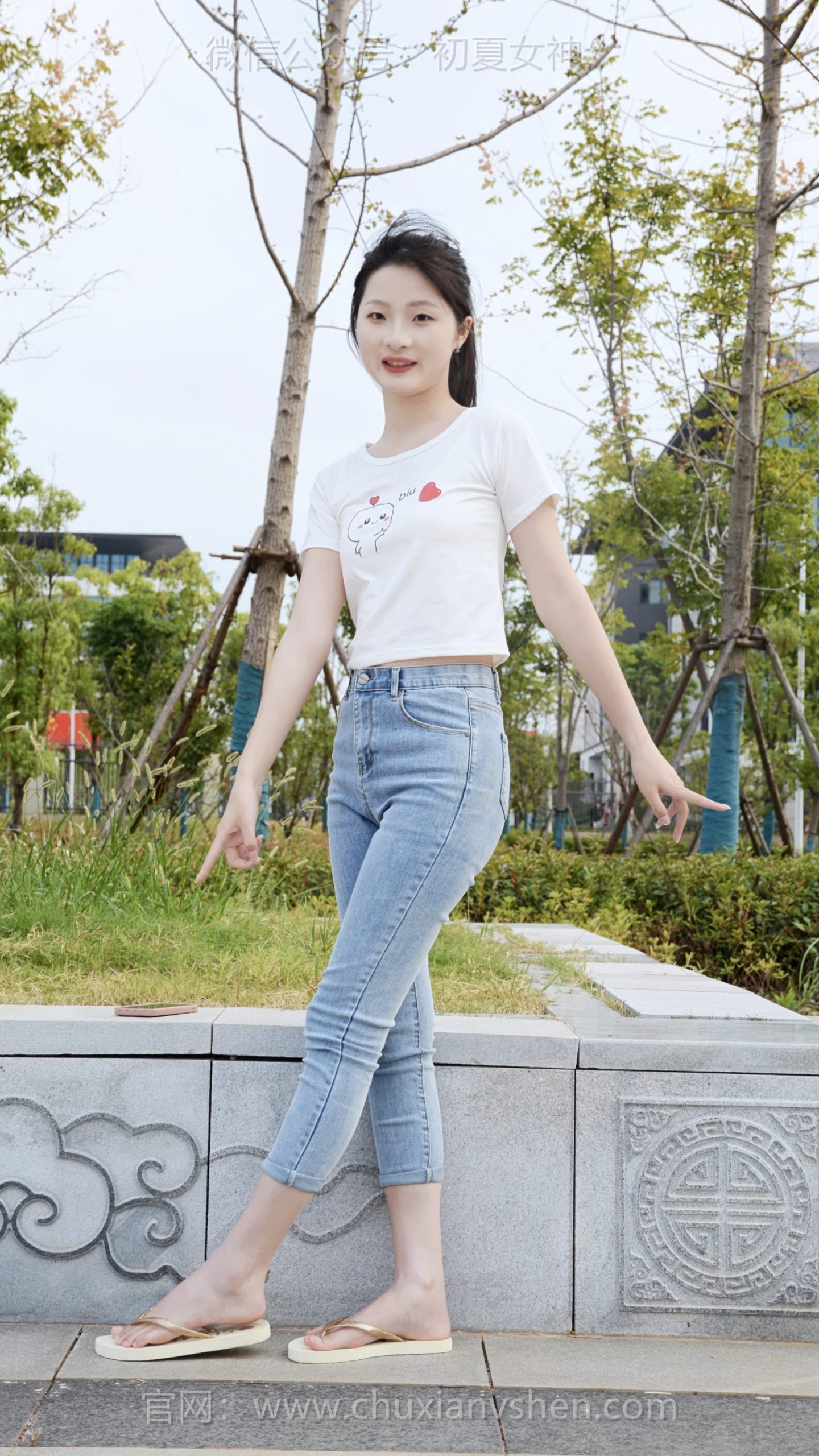 627/安妮~【前庭留踪】不用管穿搭规不规矩，踩着我的拖拖逛校园，就是要把随性刻进每一步