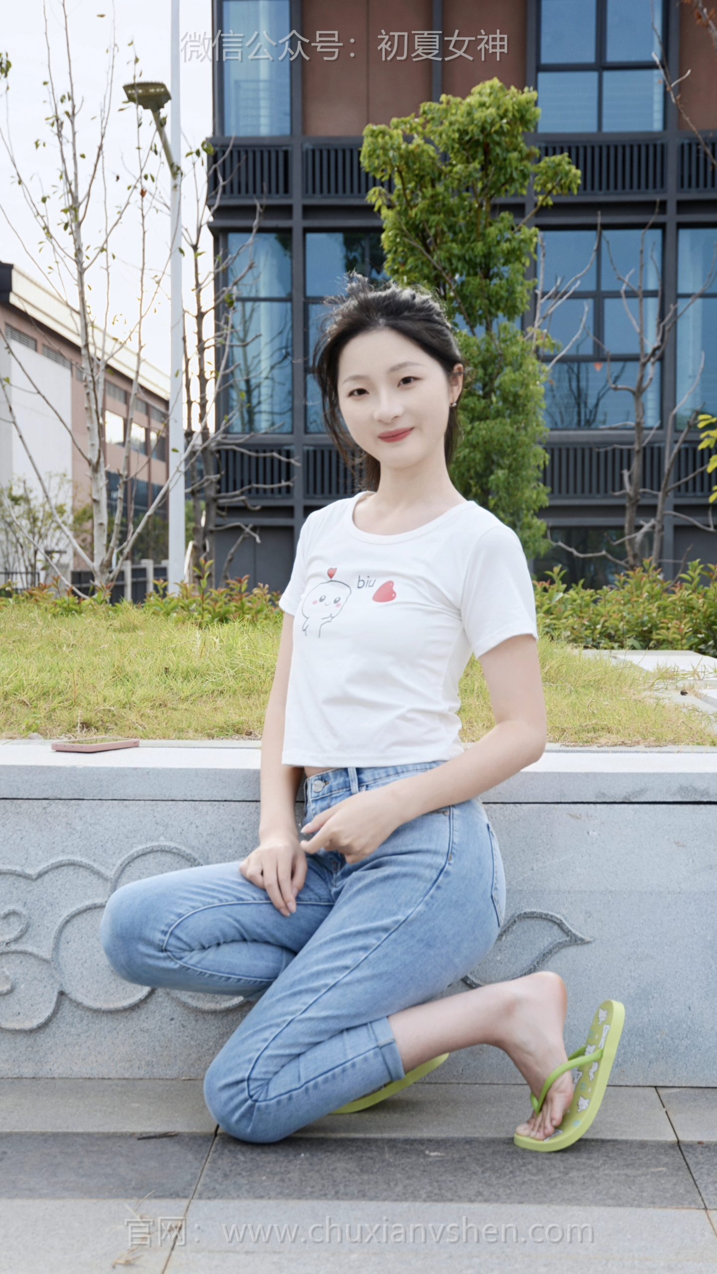 627/安妮~【前庭留踪】不用管穿搭规不规矩，踩着我的拖拖逛校园，就是要把随性刻进每一步