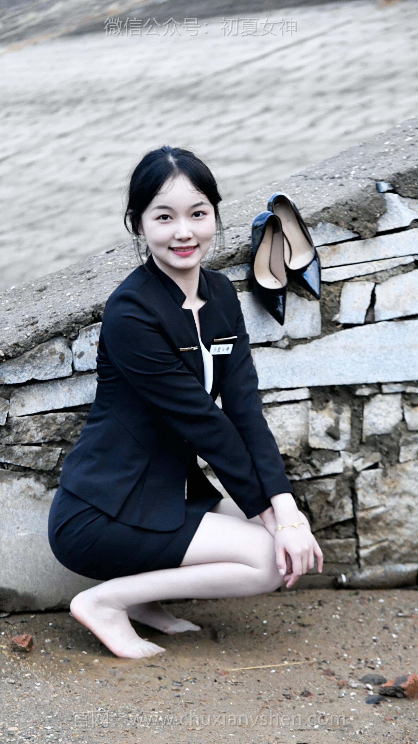 630/芸芸~【乐踩泥坑】鞋脏了索性脱掉，赤脚在泥里踩水，虽狼狈，却满是真切的开心。