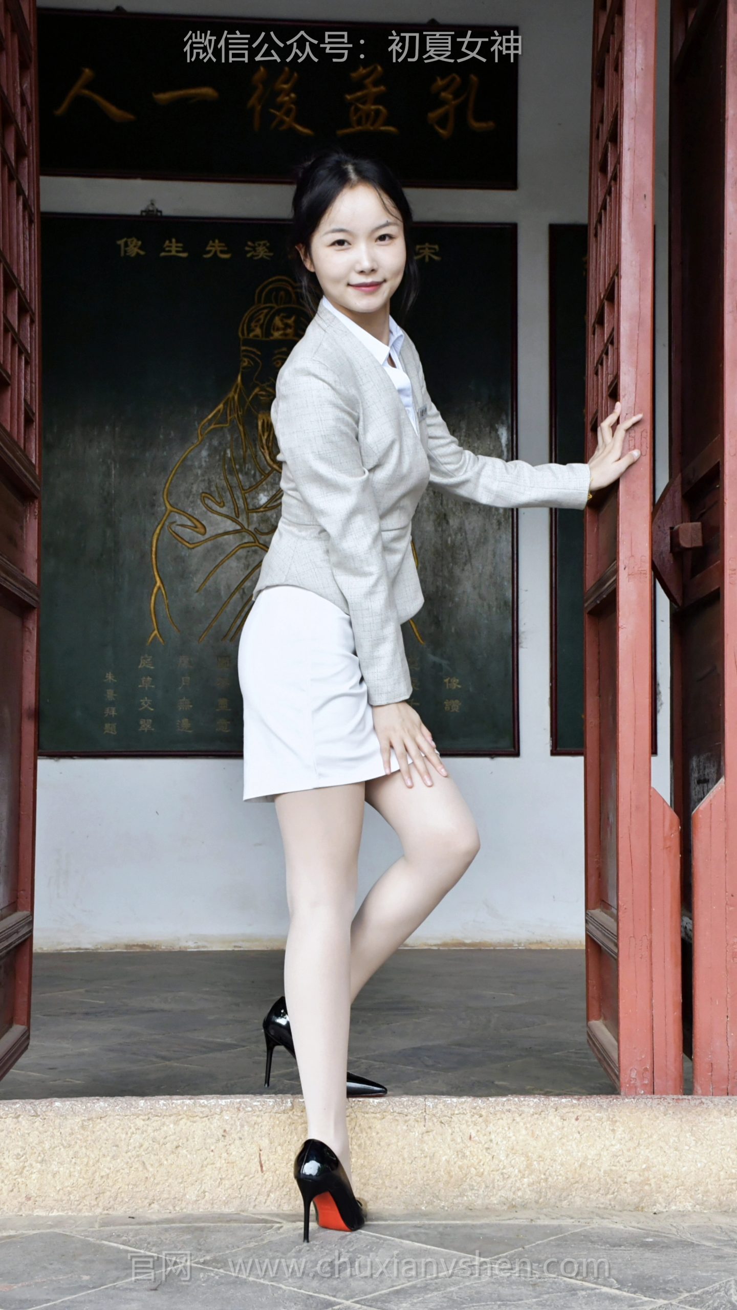 643/芸芸~【诗意践行】西装裹理想，白裙曳清风。爱莲池边立，清涟自向东。