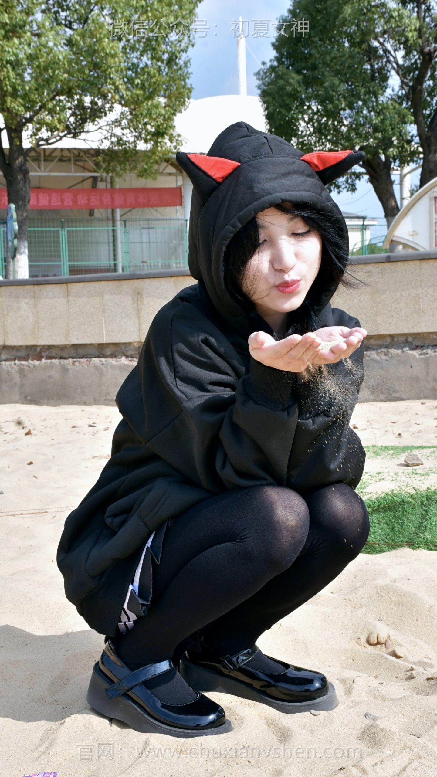 671/柒柒~《暗黑萌主》今天的身份是“沙坑捣乱小怪兽”！猫耳帽一戴，连影子都透着圆滚滚的乖萌~