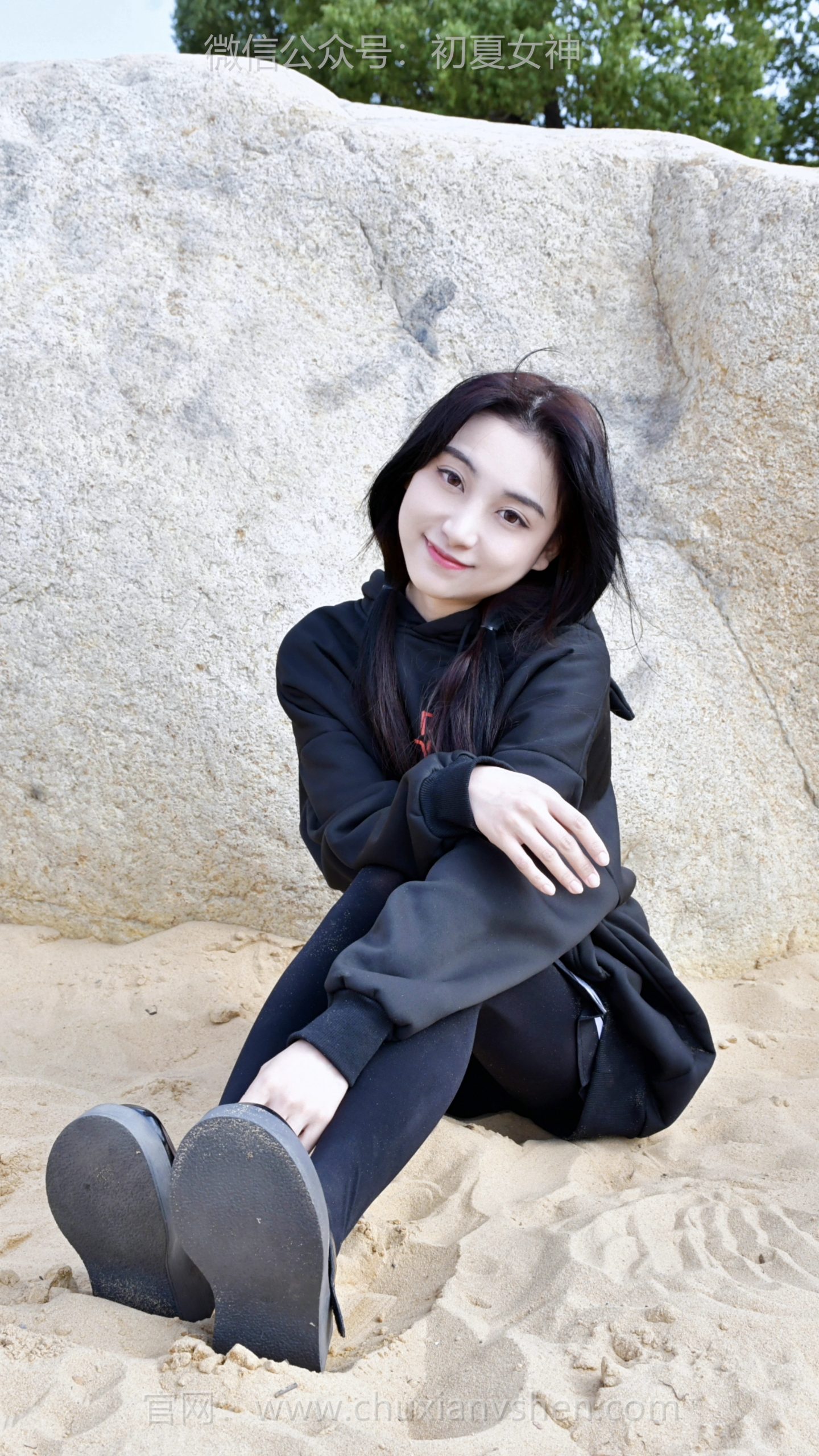 671/柒柒~《暗黑萌主》今天的身份是“沙坑捣乱小怪兽”！猫耳帽一戴，连影子都透着圆滚滚的乖萌~