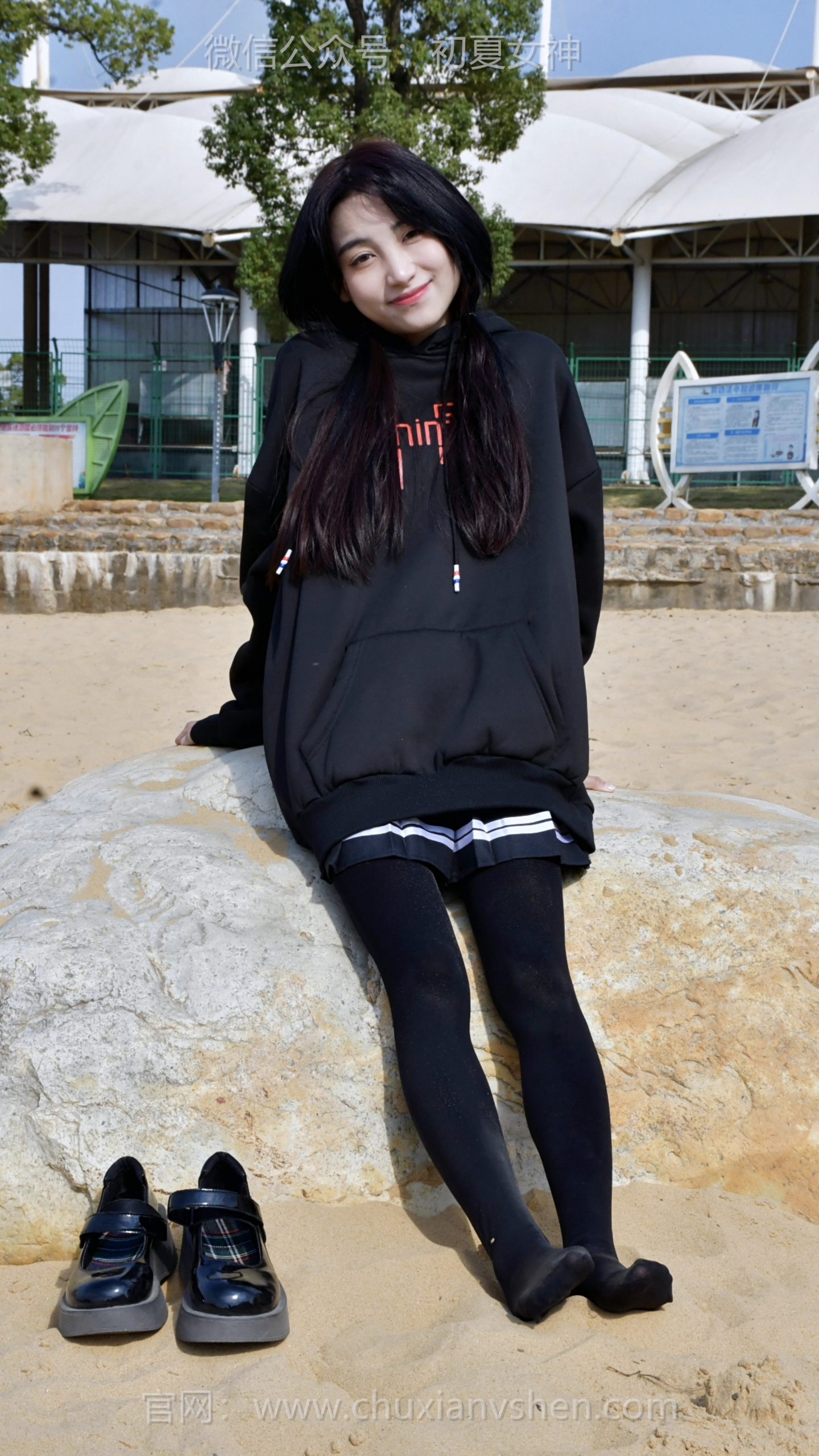 671/柒柒~《暗黑萌主》今天的身份是“沙坑捣乱小怪兽”！猫耳帽一戴，连影子都透着圆滚滚的乖萌~