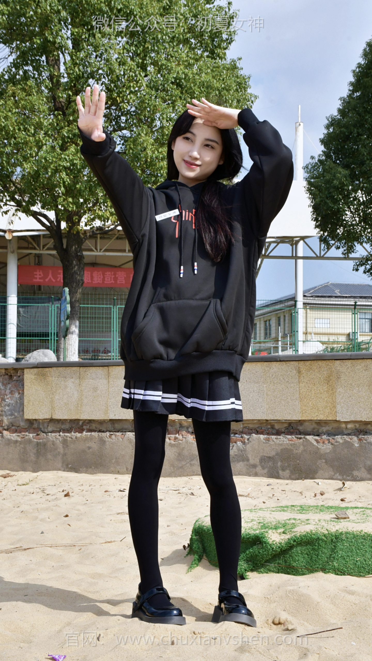 671/柒柒~《暗黑萌主》今天的身份是“沙坑捣乱小怪兽”！猫耳帽一戴，连影子都透着圆滚滚的乖萌~