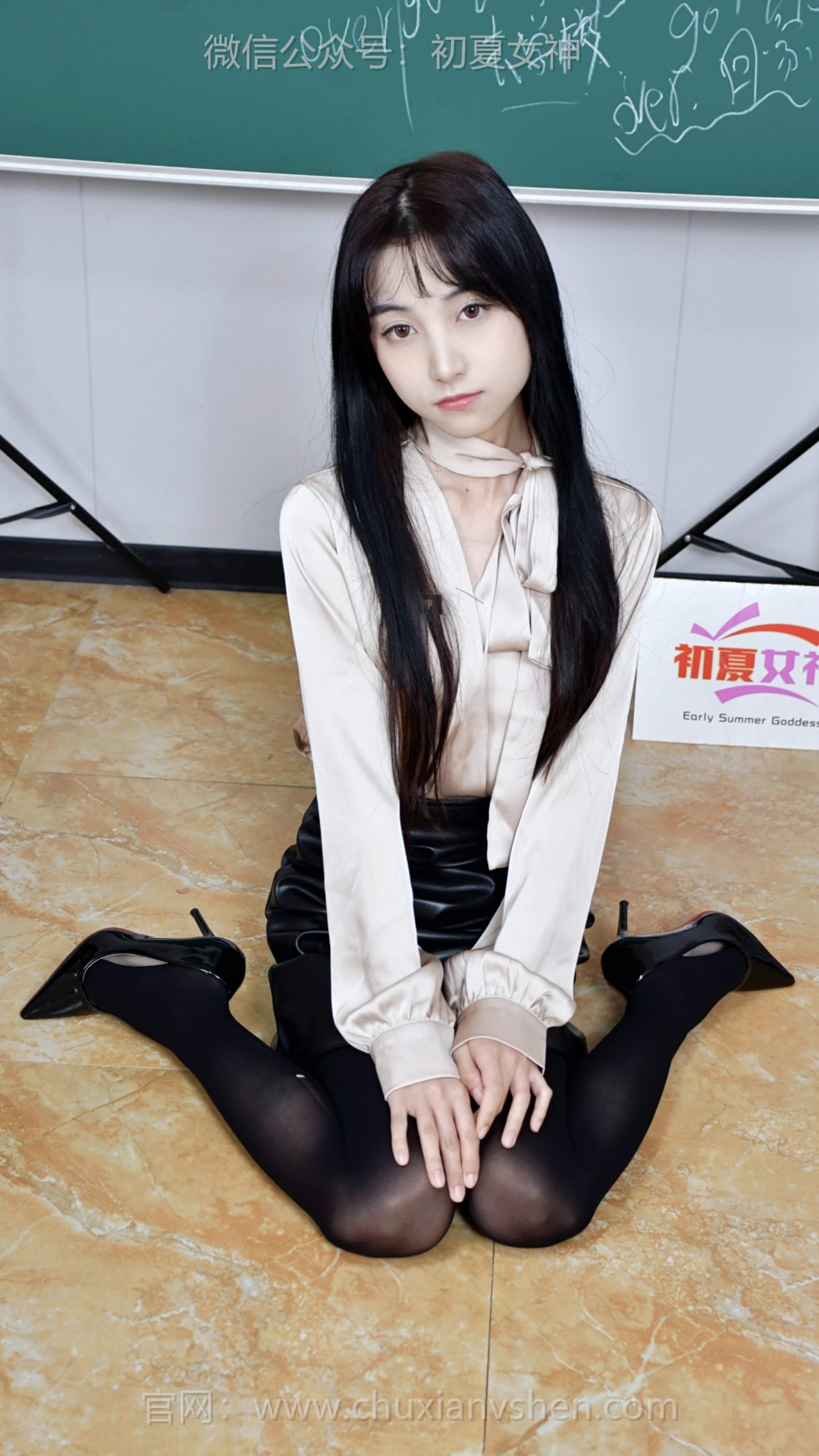 677/柒柒~《秋冬干燥》秋冬的燥像轻烟，悄悄裹住喉咙，连呼吸都带着点涩。