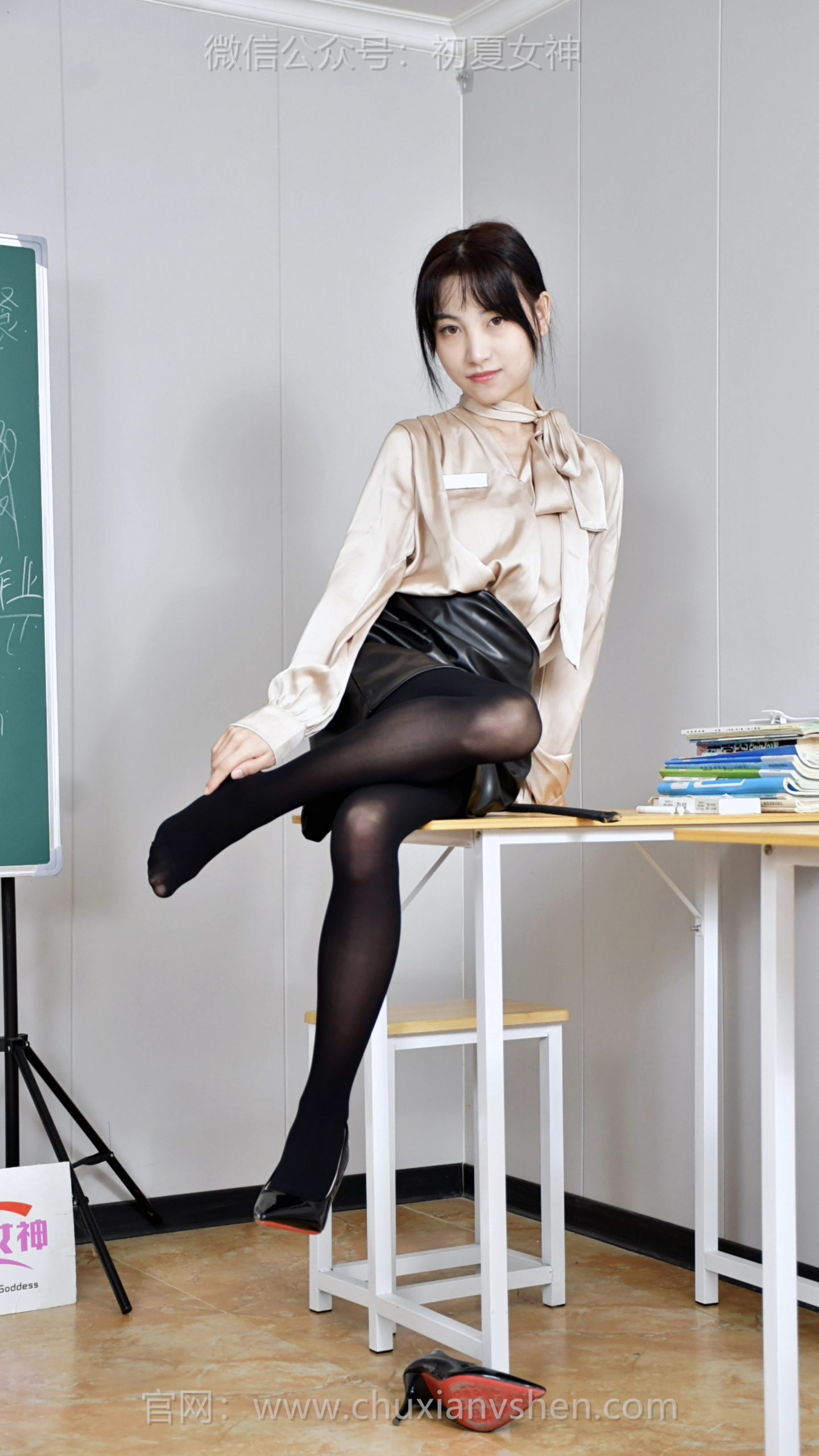 677/柒柒~《秋冬干燥》秋冬的燥像轻烟，悄悄裹住喉咙，连呼吸都带着点涩。