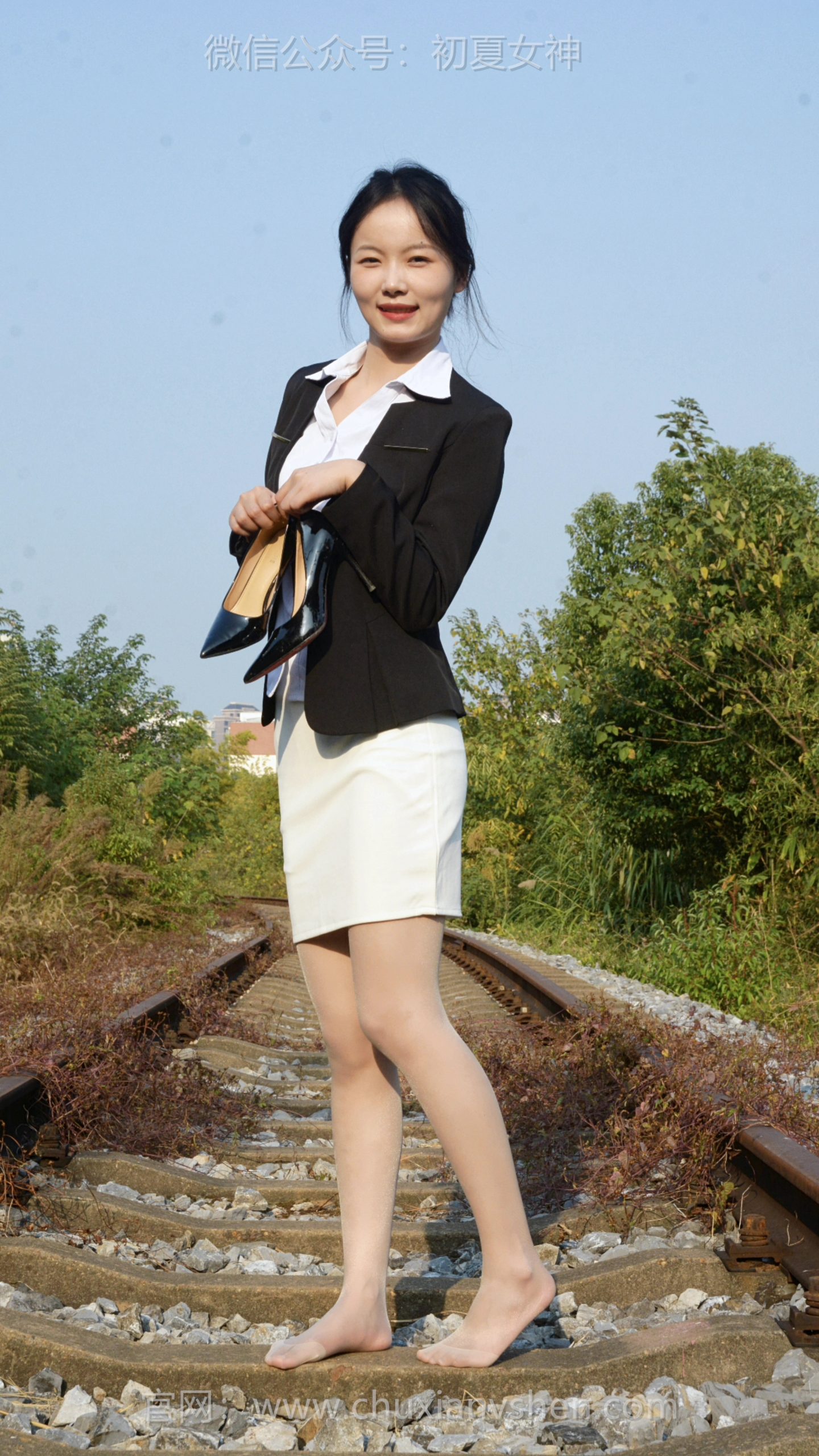 686/芸芸~【云淡风轻】蓝天白云下晒太阳，贪心再窜一点点呀～