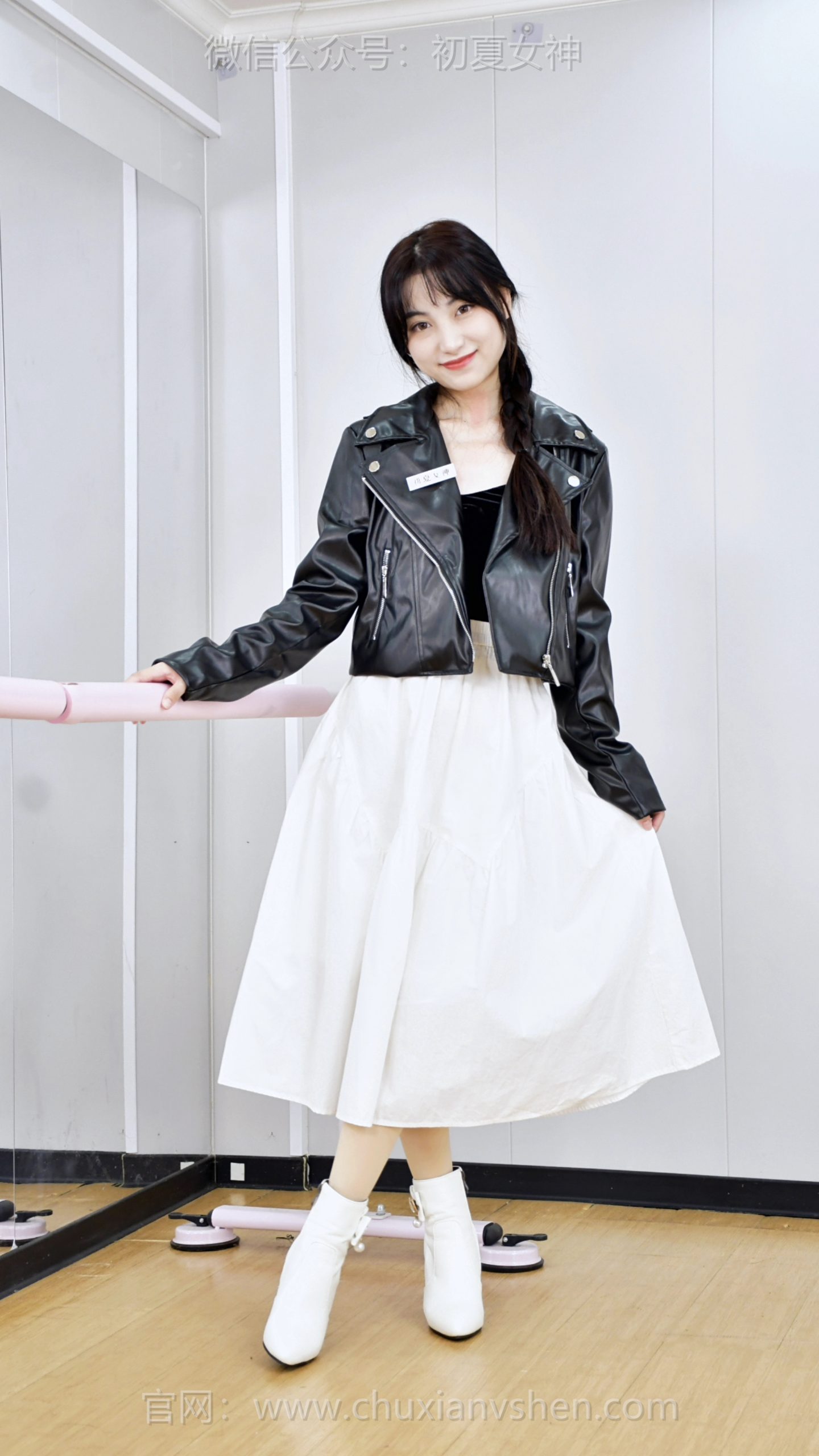 700/柒柒~《浪漫的事》冬天的浪漫，大概就是穿着喜欢的裙子，等一场不期而遇的雪。