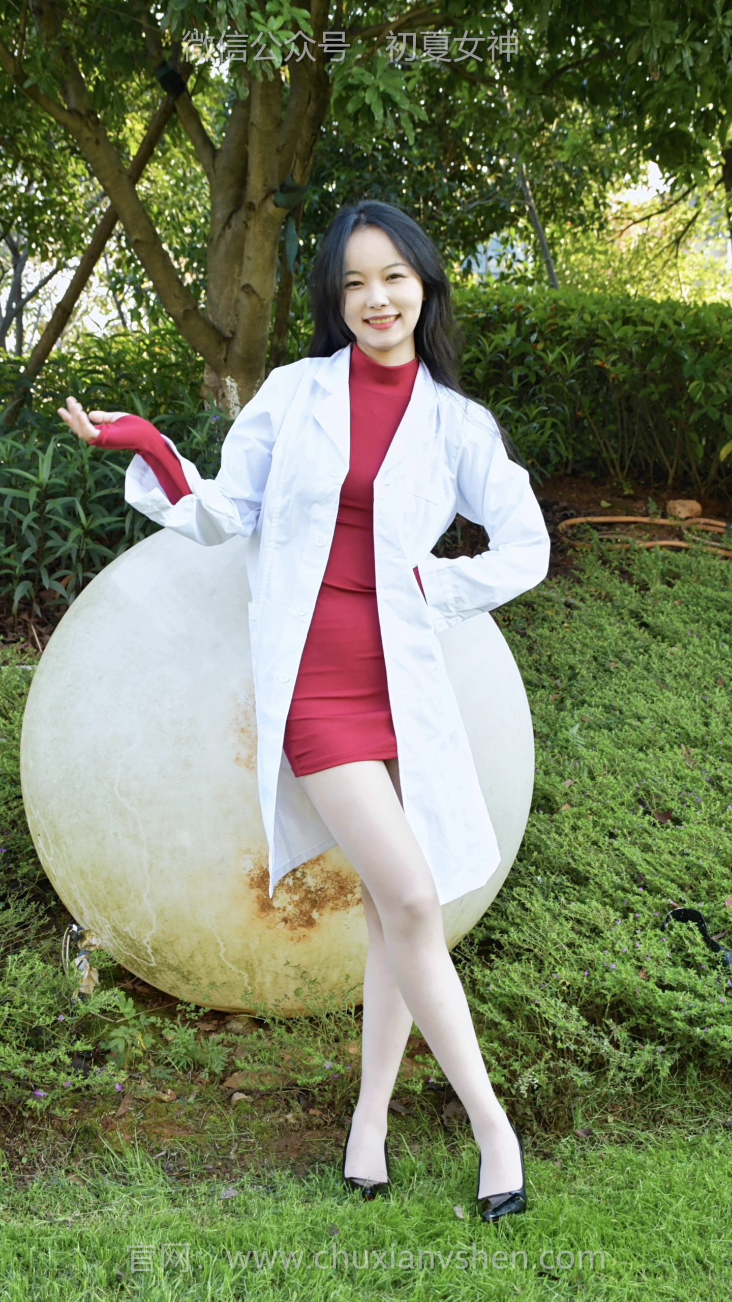 701/芸芸~【科研风情】白大褂罩住红裙，素净布料压不住裙身艳色，是理性外壳裹着的热烈。