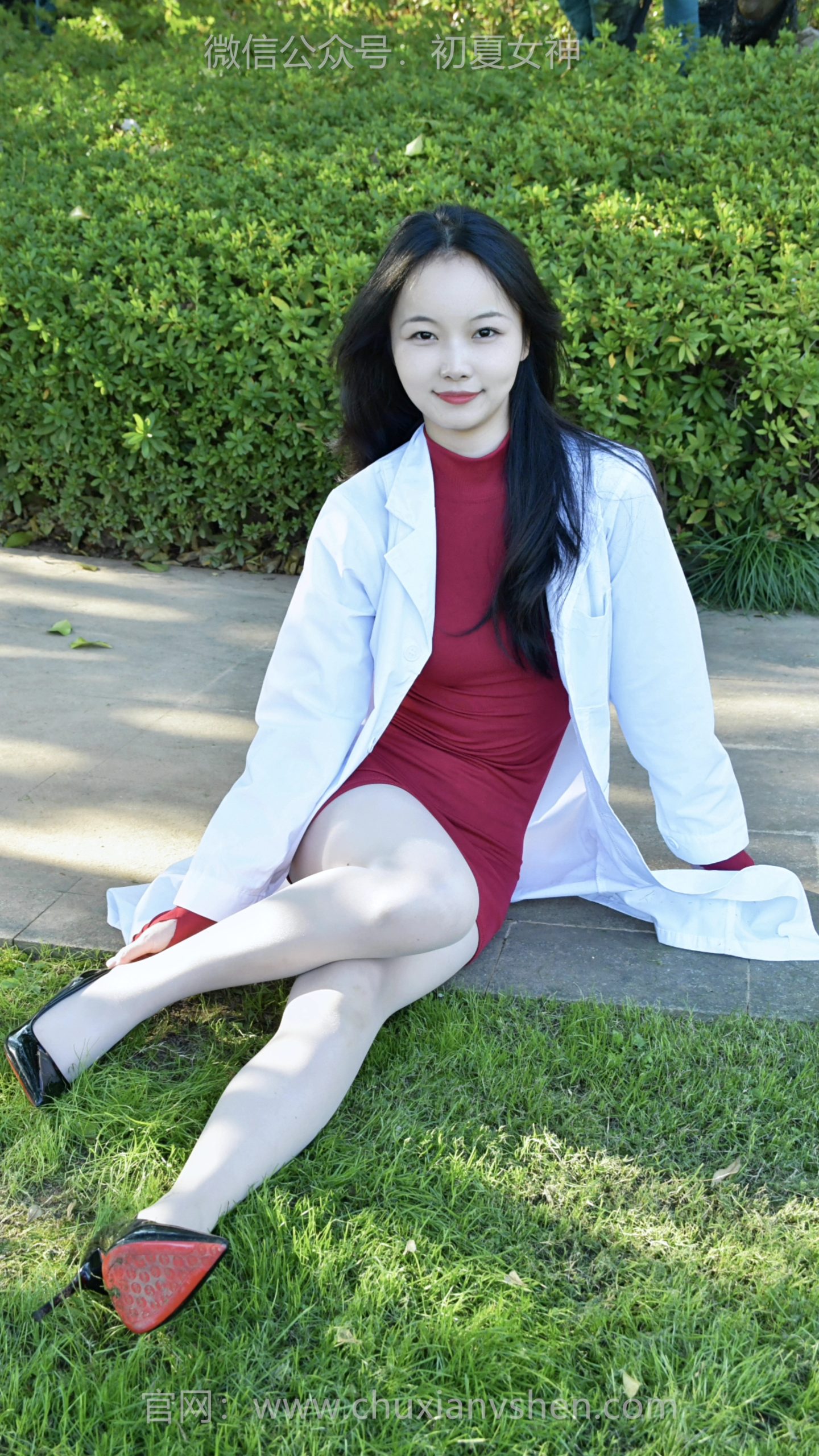 701/芸芸~【科研风情】白大褂罩住红裙，素净布料压不住裙身艳色，是理性外壳裹着的热烈。