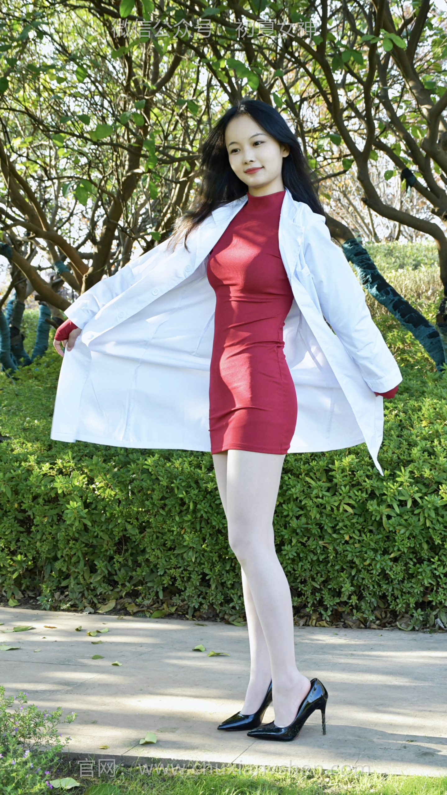 701/芸芸~【科研风情】白大褂罩住红裙，素净布料压不住裙身艳色，是理性外壳裹着的热烈。