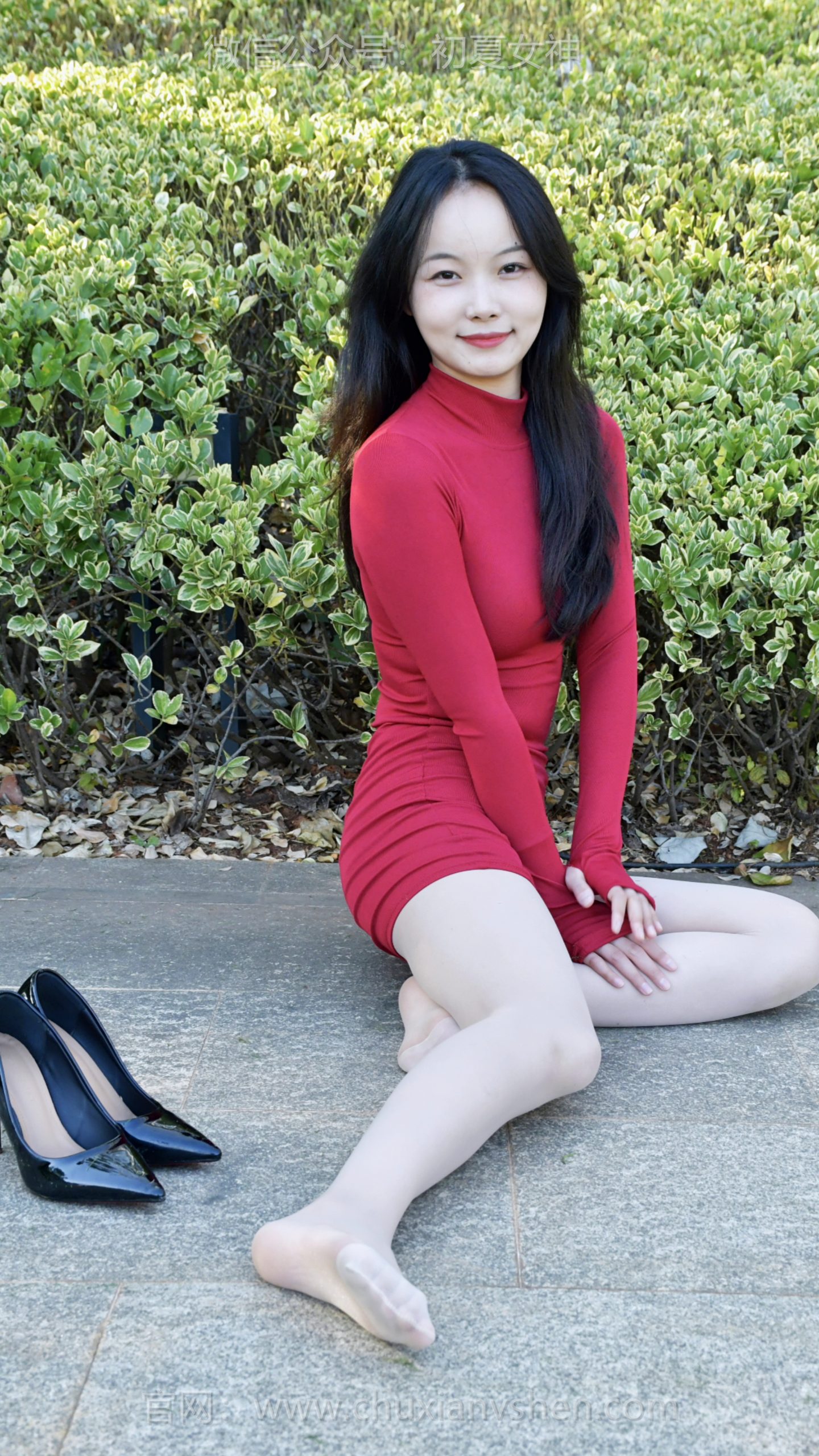 701/芸芸~【科研风情】白大褂罩住红裙，素净布料压不住裙身艳色，是理性外壳裹着的热烈。