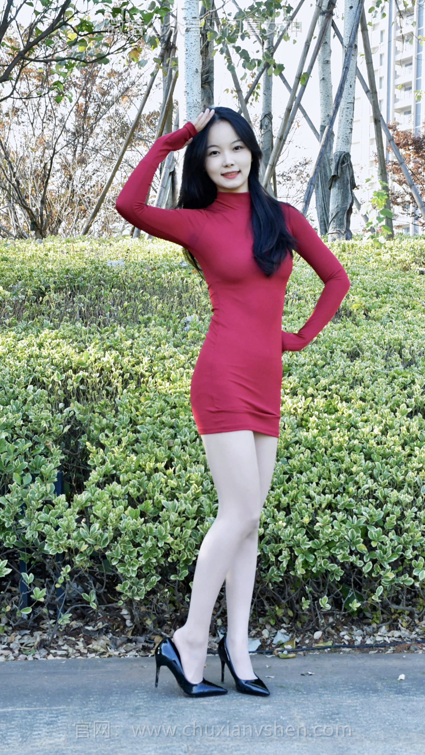 701/芸芸~【科研风情】白大褂罩住红裙，素净布料压不住裙身艳色，是理性外壳裹着的热烈。