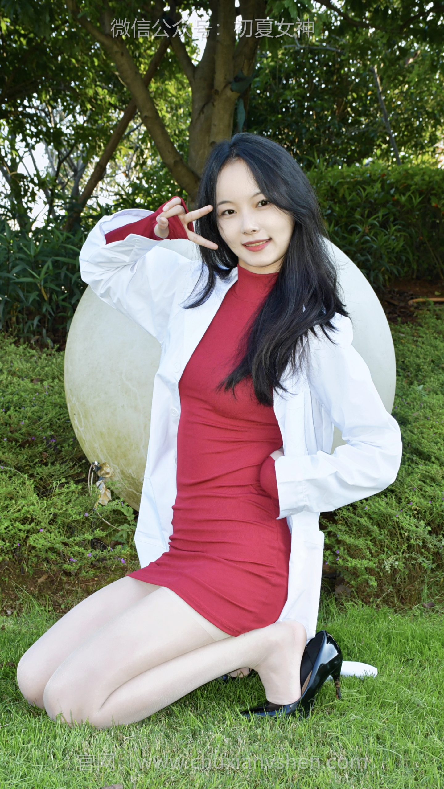 701/芸芸~【科研风情】白大褂罩住红裙，素净布料压不住裙身艳色，是理性外壳裹着的热烈。