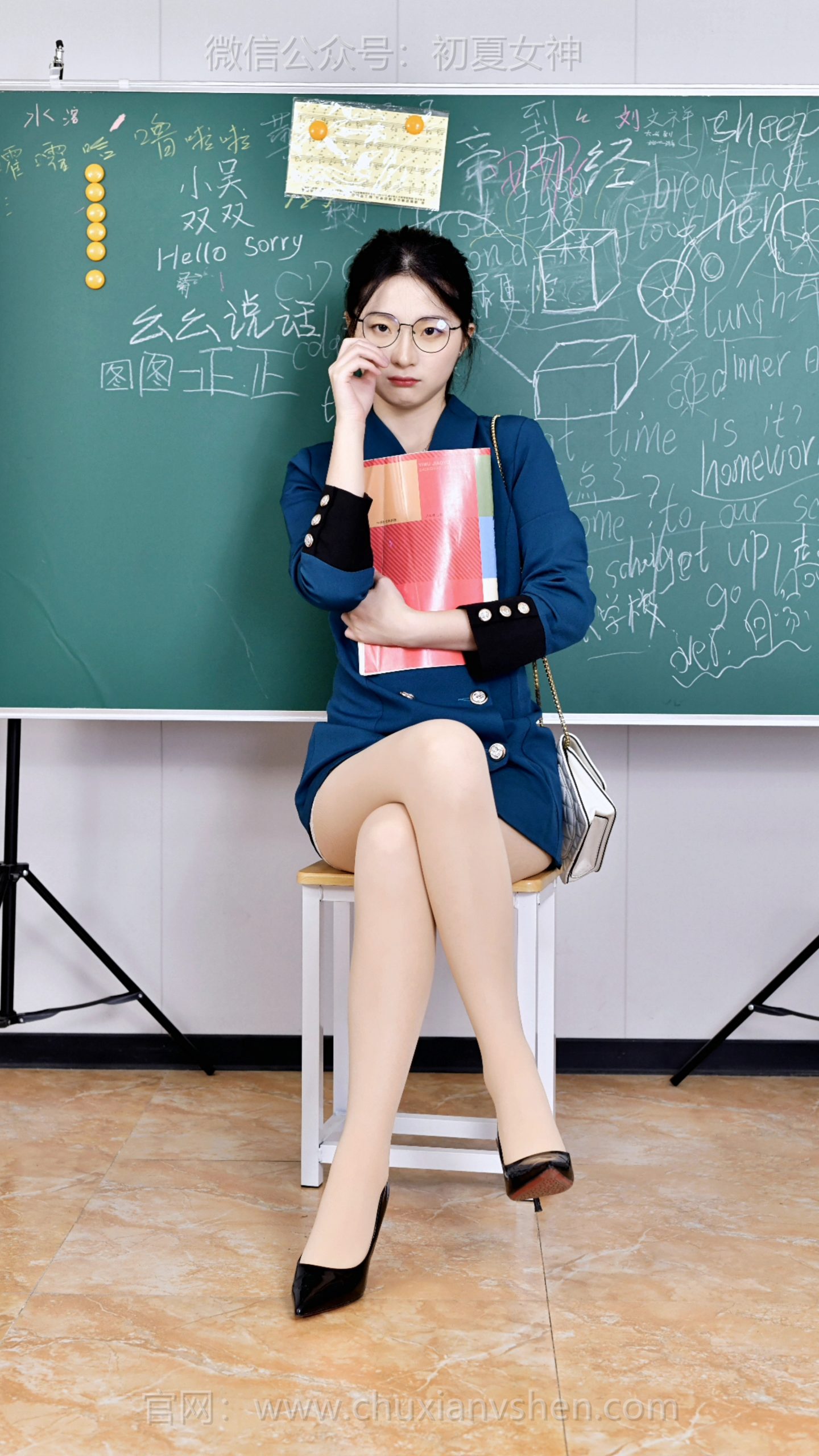 738/安妮~【束手无策】虽说每个学段都有让人头疼的事，但小学娃的精力旺盛又不受控，这份管教的难度，真的让我打心底里犯怵，小学生们，先跟你们说声抱歉啦～