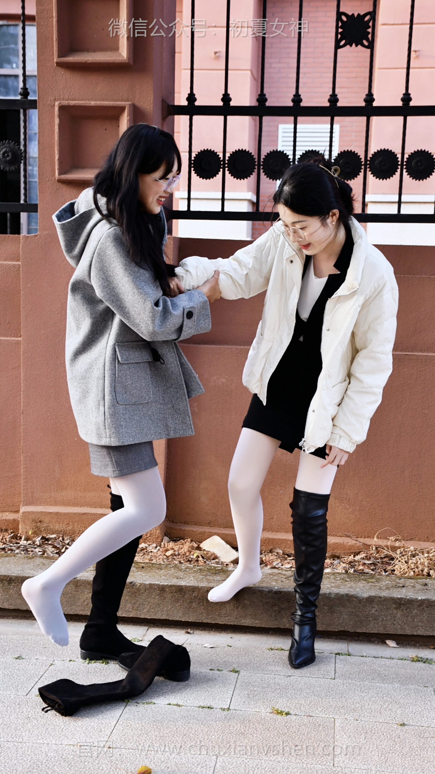 768/安妮、大头~《蹦跳嬉闹》冬天的快乐很简单：和你一起蹦跶，把冷风都跳成暖的～