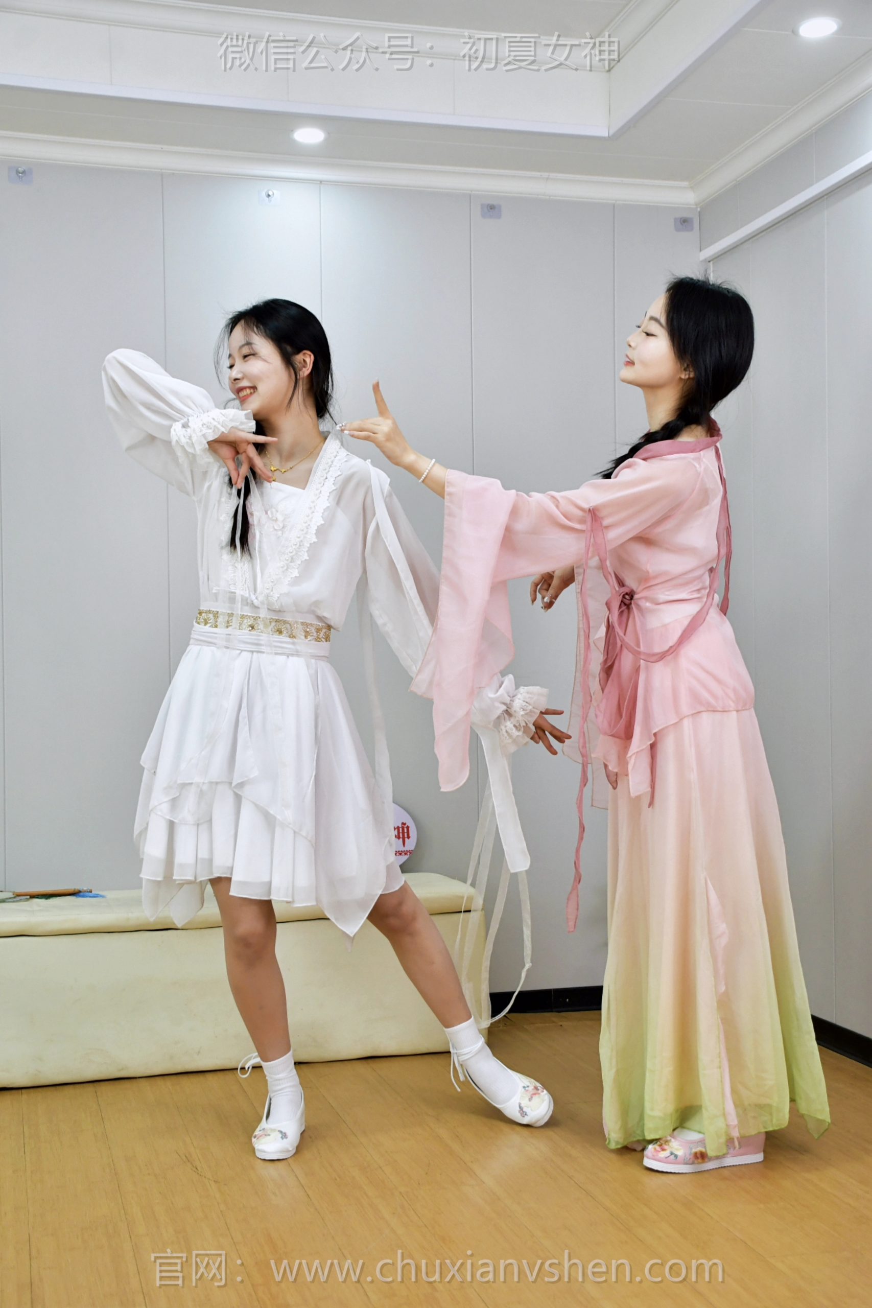 769/双双、芸芸~《裙袂飞扬》你我一袭白衫一袭粉裙，并肩舒展衣袖慢慢起舞