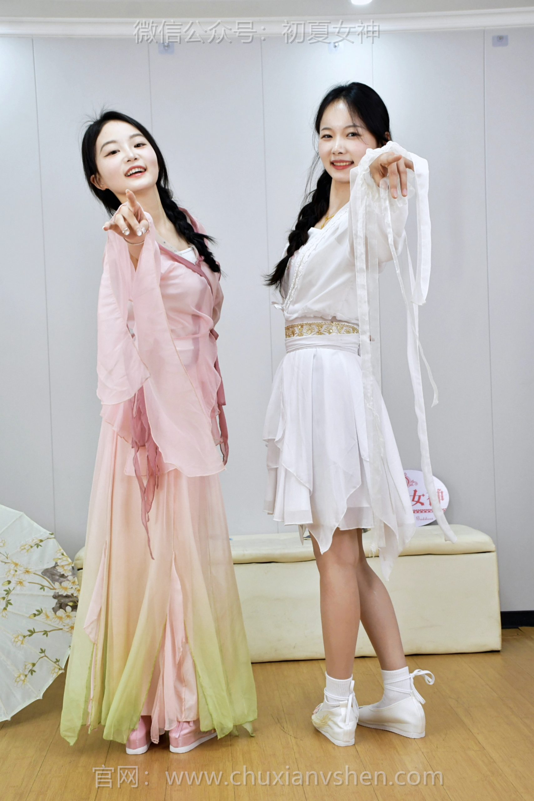 769/双双、芸芸~《裙袂飞扬》你我一袭白衫一袭粉裙，并肩舒展衣袖慢慢起舞