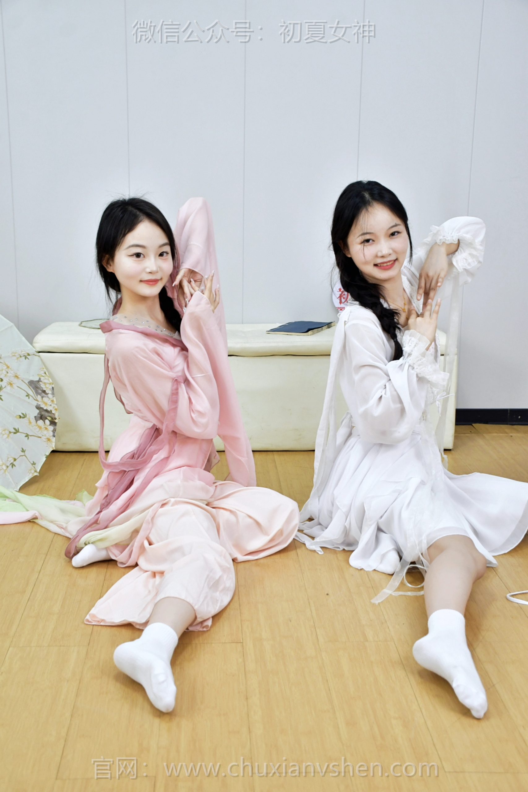 769/双双、芸芸~《裙袂飞扬》你我一袭白衫一袭粉裙，并肩舒展衣袖慢慢起舞