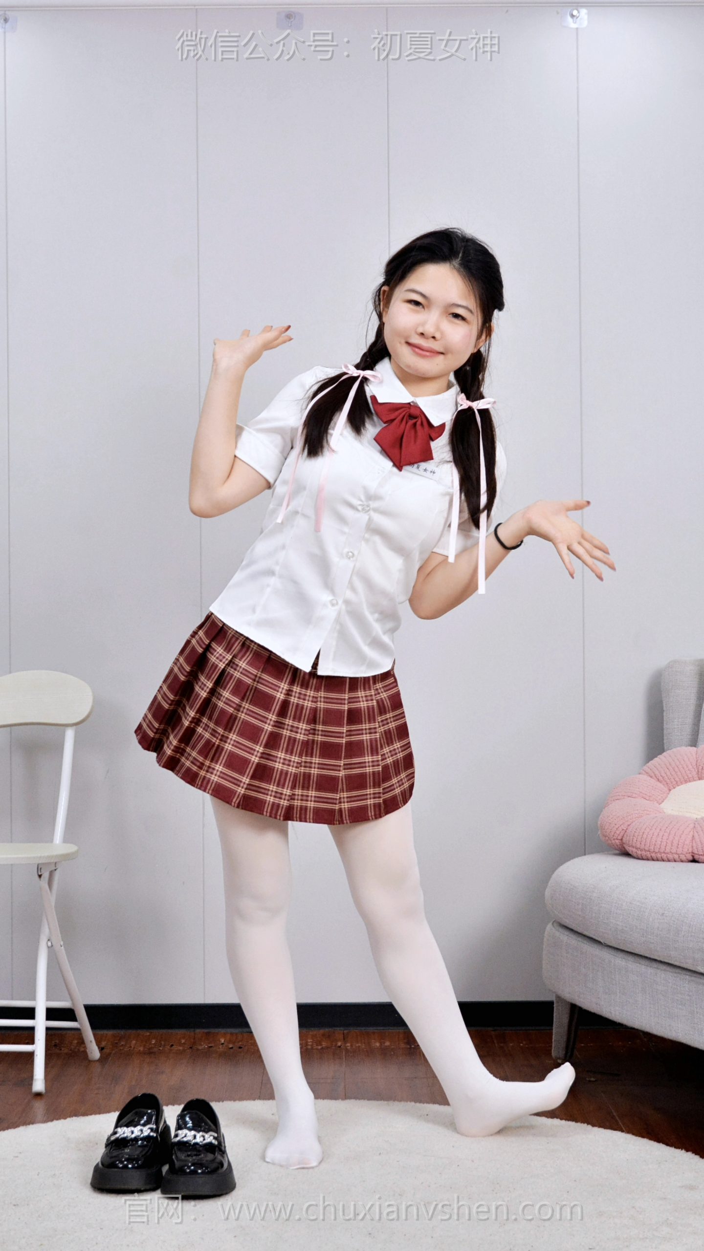 792/双木~【丝带轻扬】粉色丝带轻扬，白衫红裙映春，笑意是镜头里最鲜活的光。