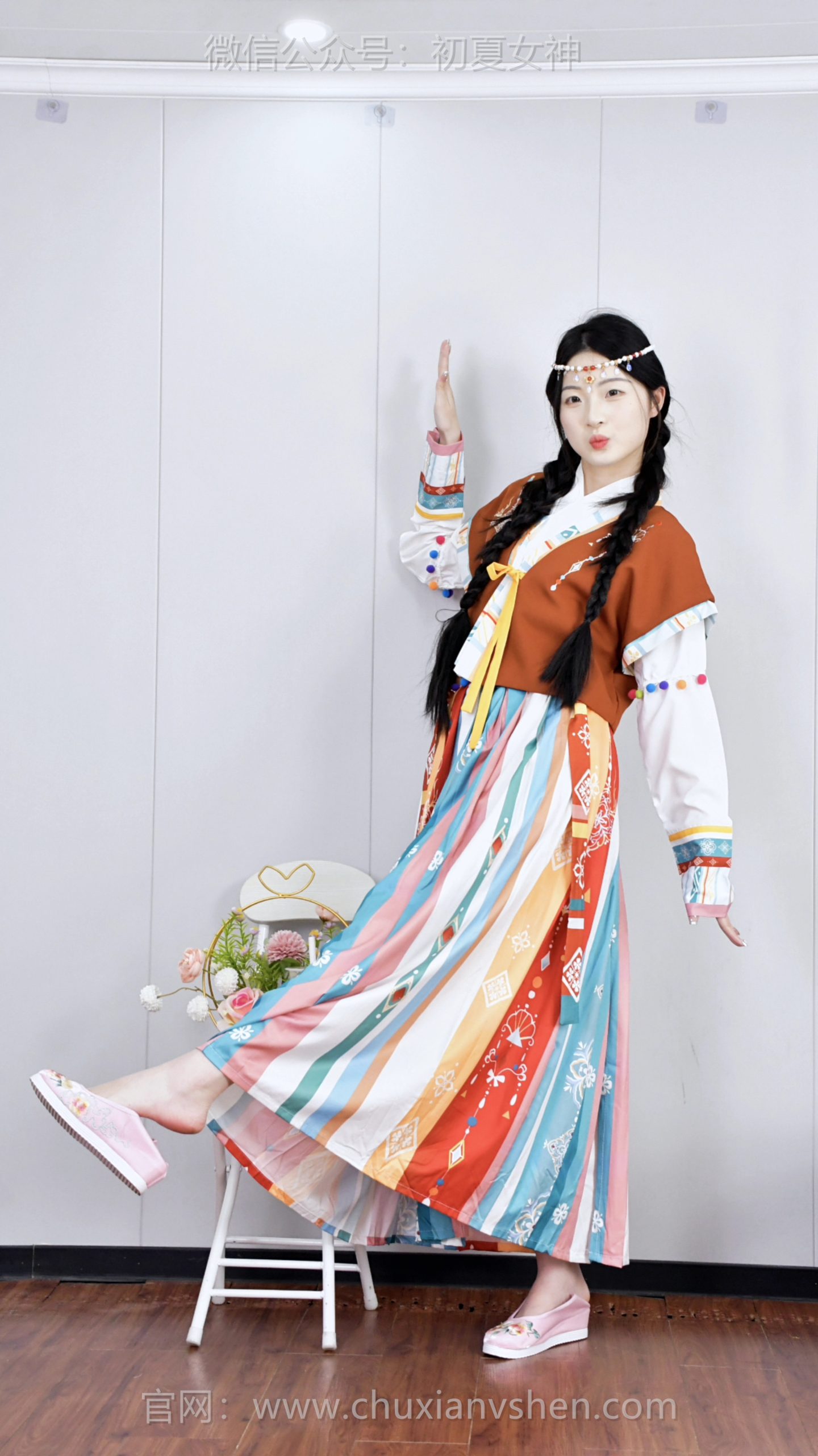 795/安妮~【共续华章】一身惊艳汉服，诗改到第二句就卡住，求各位帮忙补全，一起完成这首小诗～