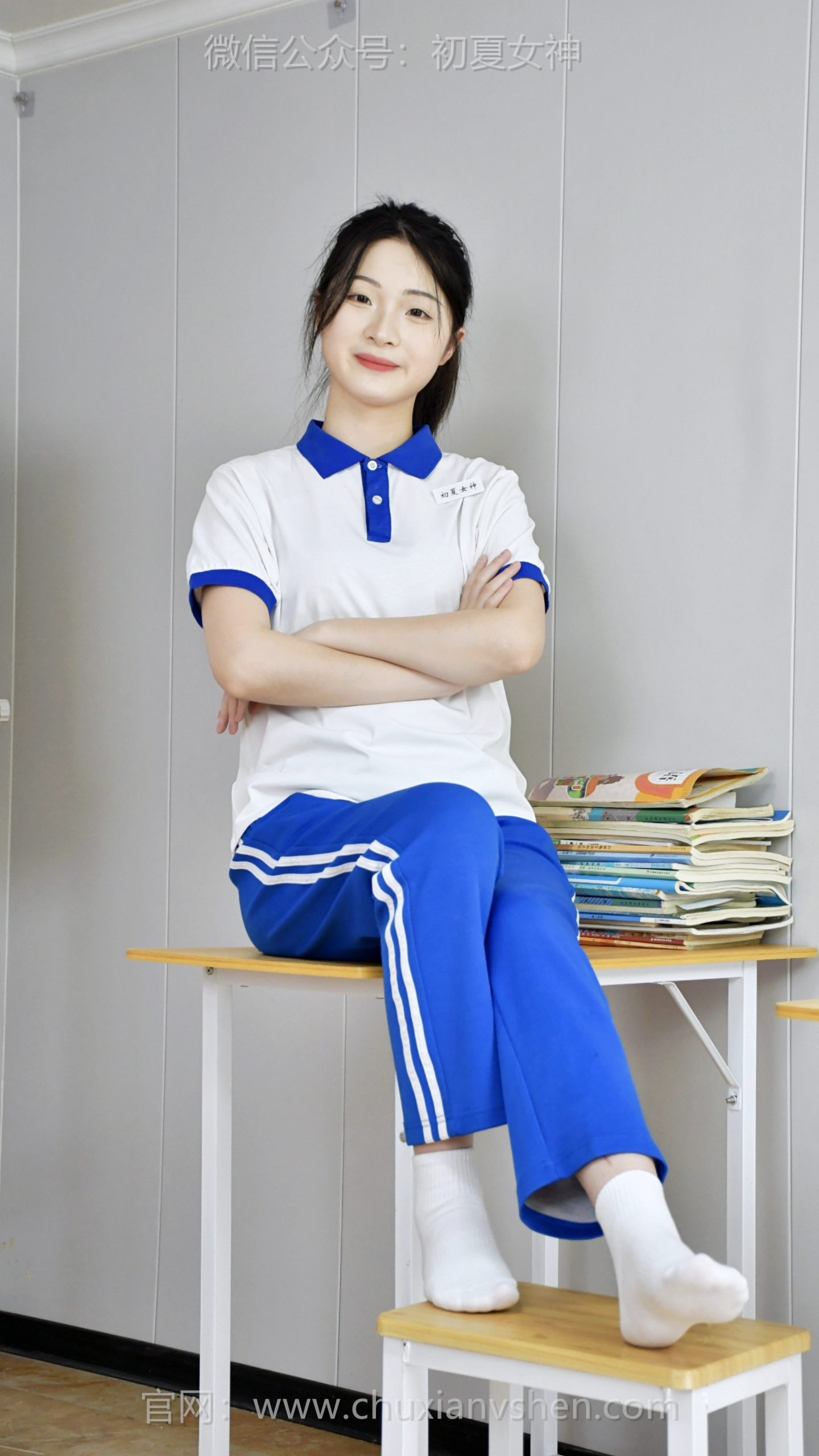 800/安妮~【重心不稳】课桌被我经常坐得螺丝松动，一坐上去就倾斜，差点摔下来，赶紧跳下来扶正。