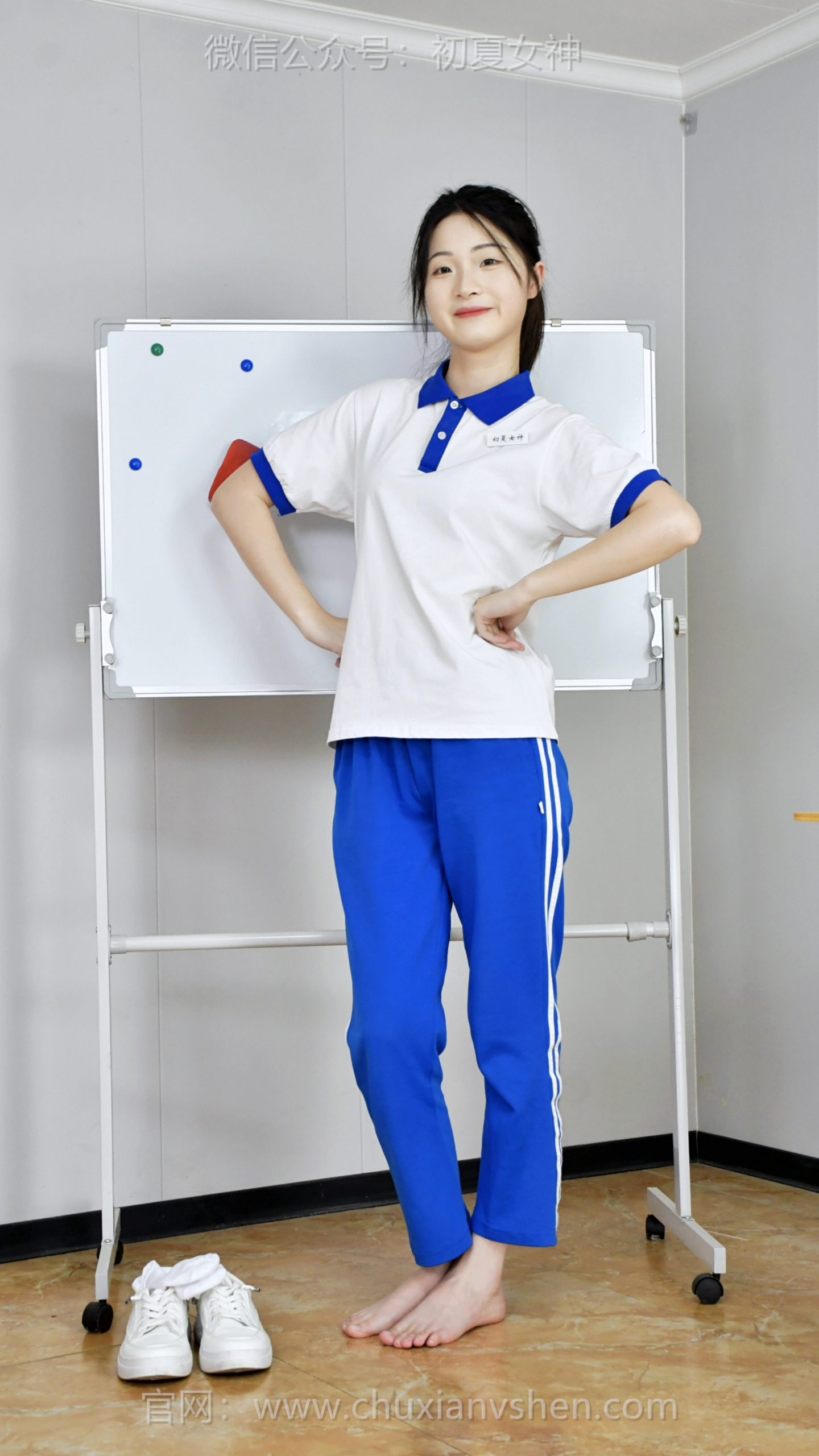 800/安妮~【重心不稳】课桌被我经常坐得螺丝松动，一坐上去就倾斜，差点摔下来，赶紧跳下来扶正。