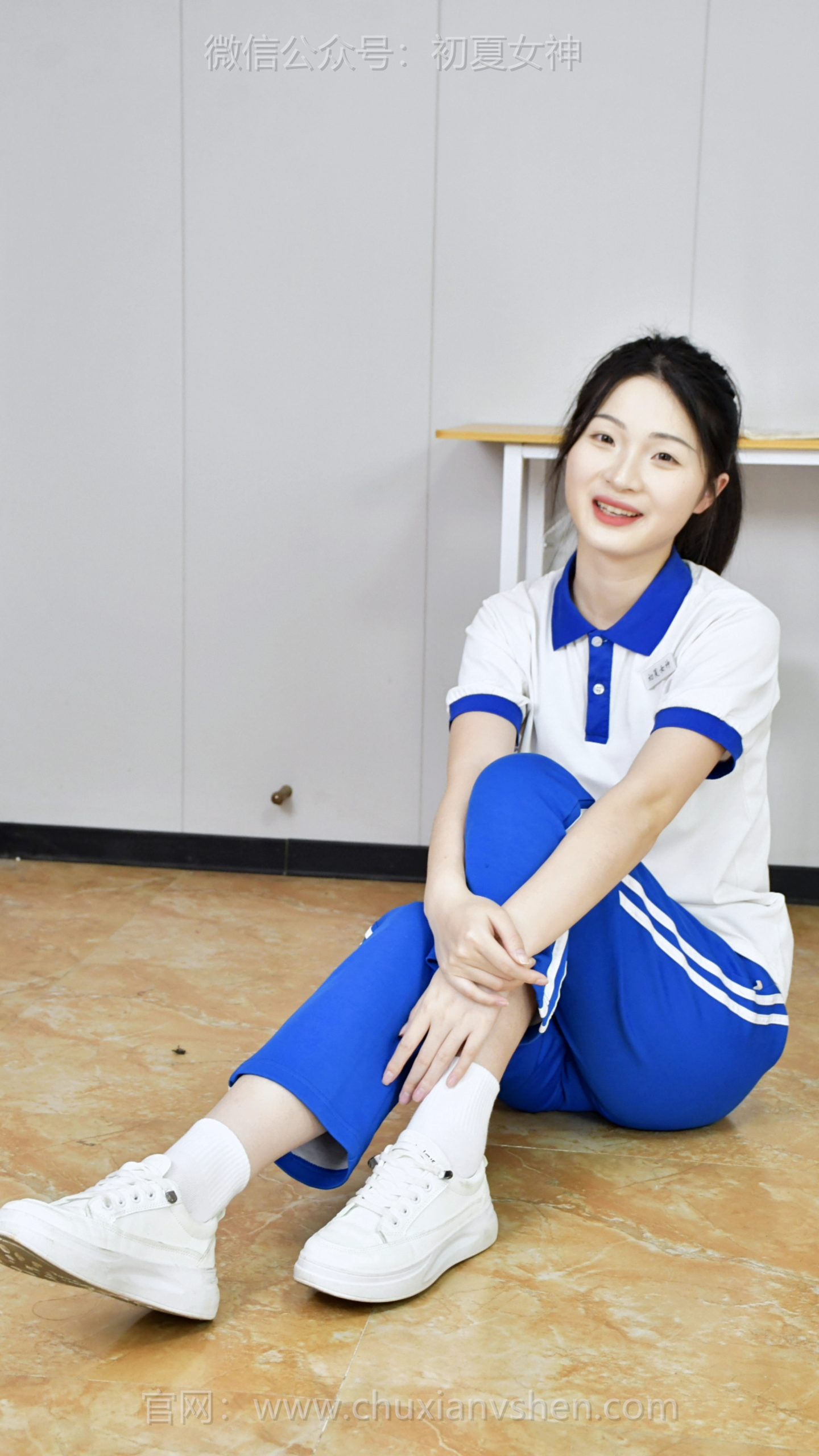 800/安妮~【重心不稳】课桌被我经常坐得螺丝松动，一坐上去就倾斜，差点摔下来，赶紧跳下来扶正。