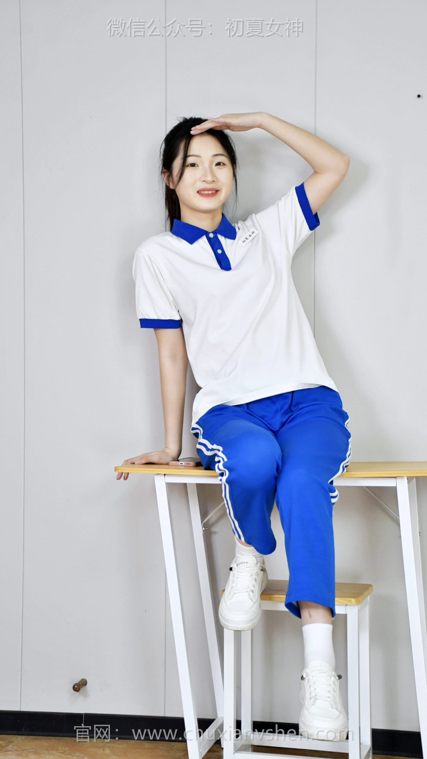 800/安妮~【重心不稳】课桌被我经常坐得螺丝松动，一坐上去就倾斜，差点摔下来，赶紧跳下来扶正。