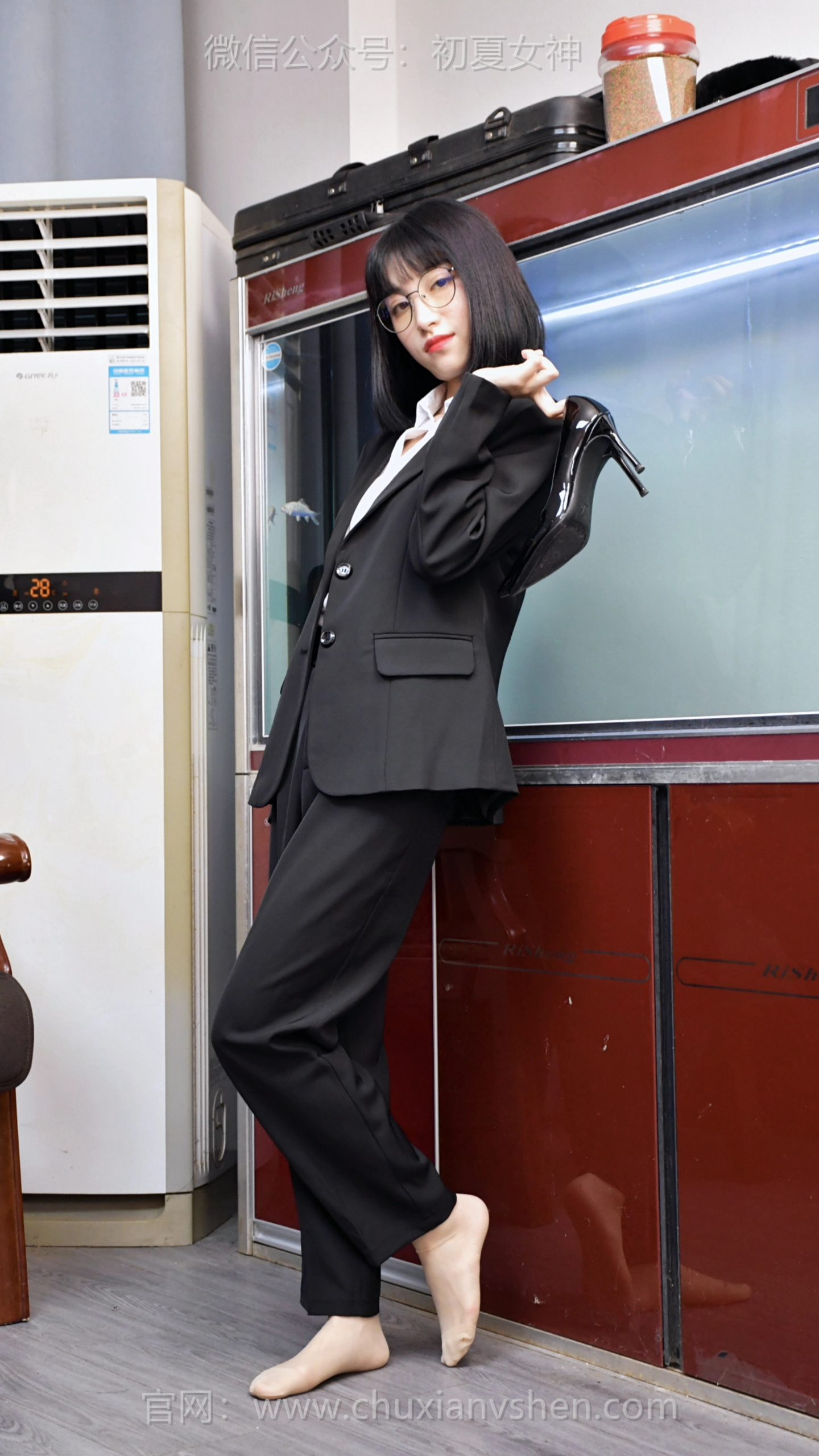 811/柒柒~《全黑质感》今天解锁全黑通勤look，黑色正装+黑色高跟鞋+黑色娃娃头，从头到脚的统一色调