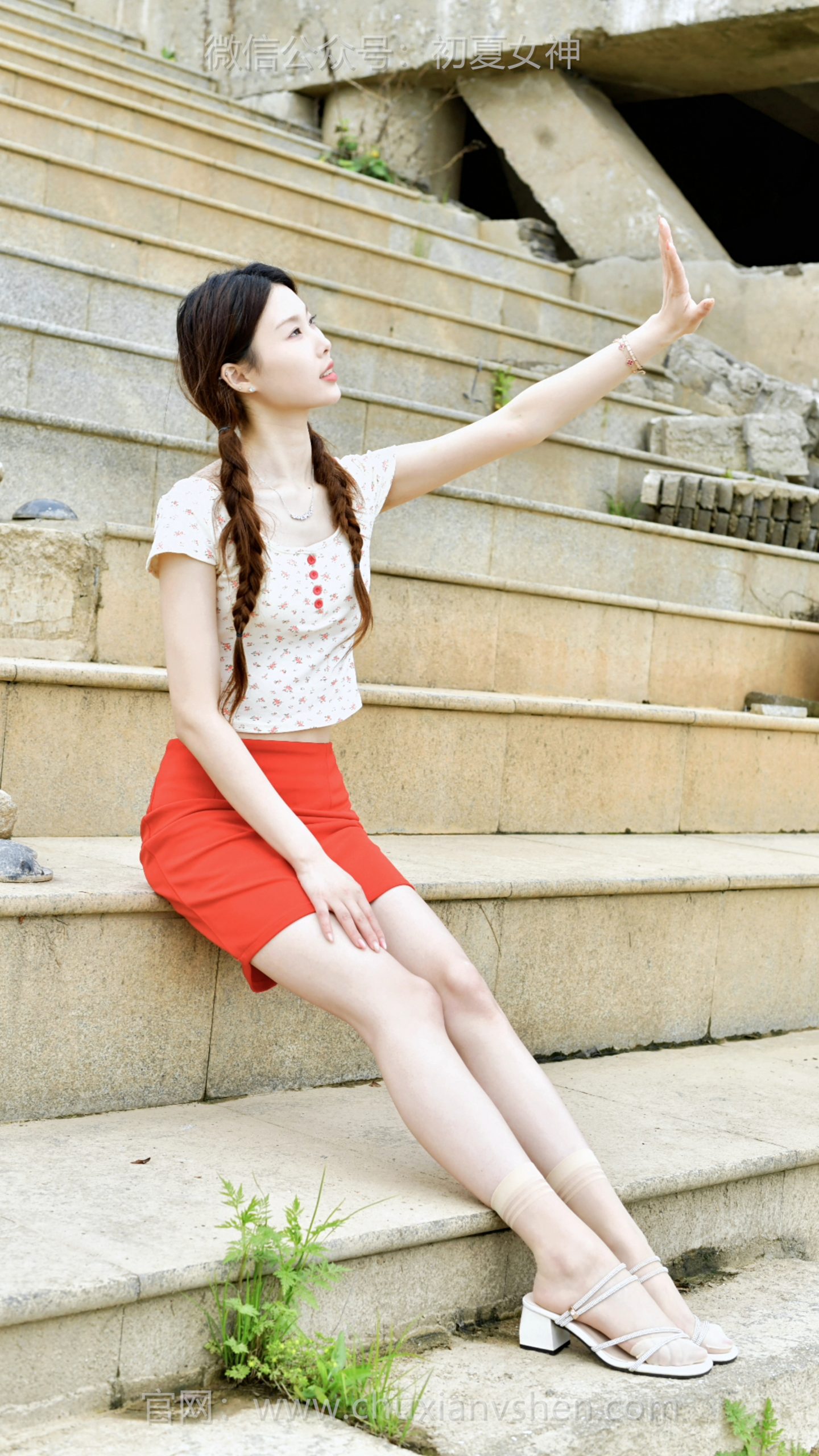 824-1/青子~【静坐听浪】天光正好，云淡风轻。风软云轻，碧波荡漾，红裙与绿草相映，偷得浮生半日闲情。