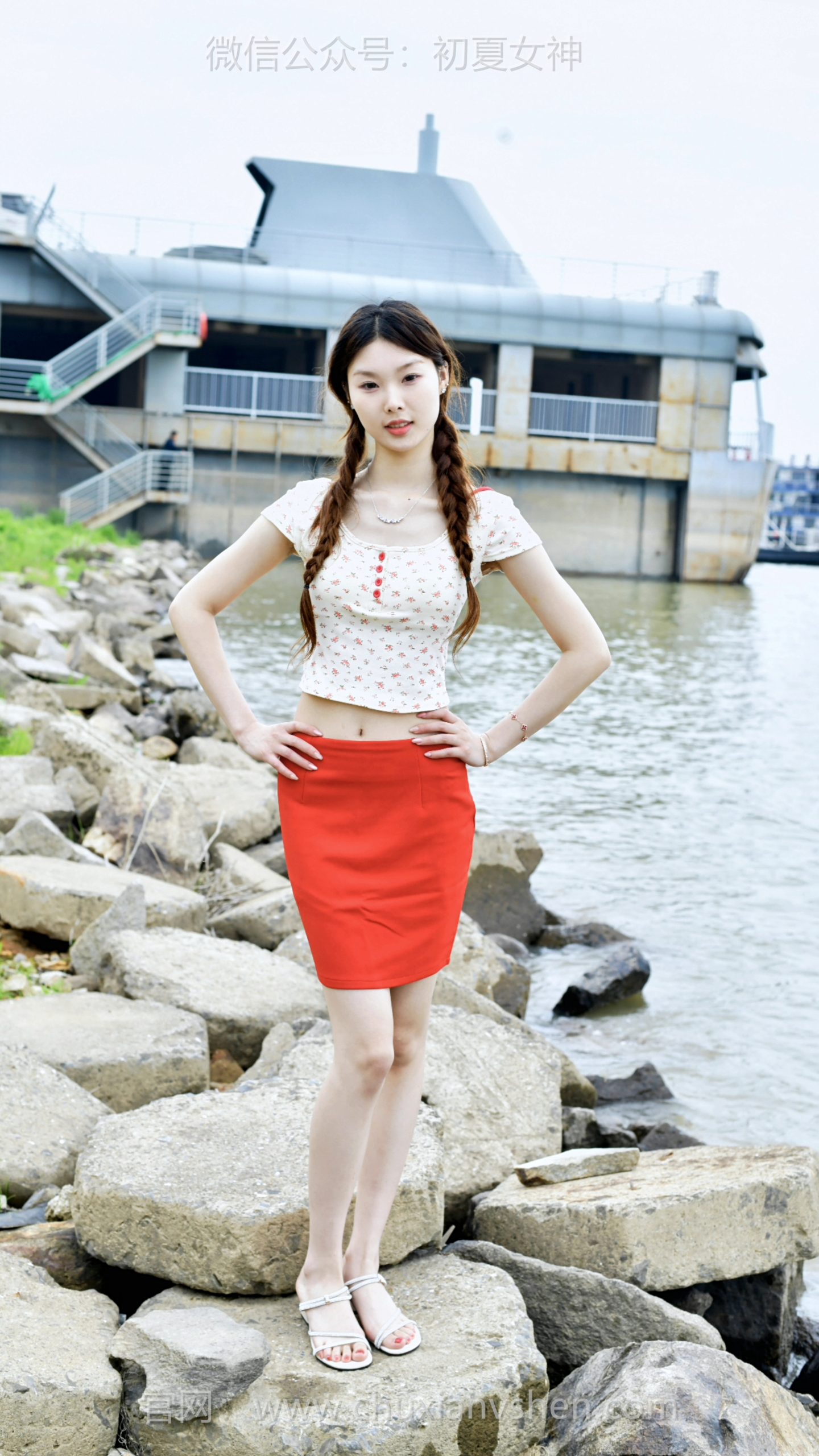 824-1/青子~【静坐听浪】天光正好，云淡风轻。风软云轻，碧波荡漾，红裙与绿草相映，偷得浮生半日闲情。