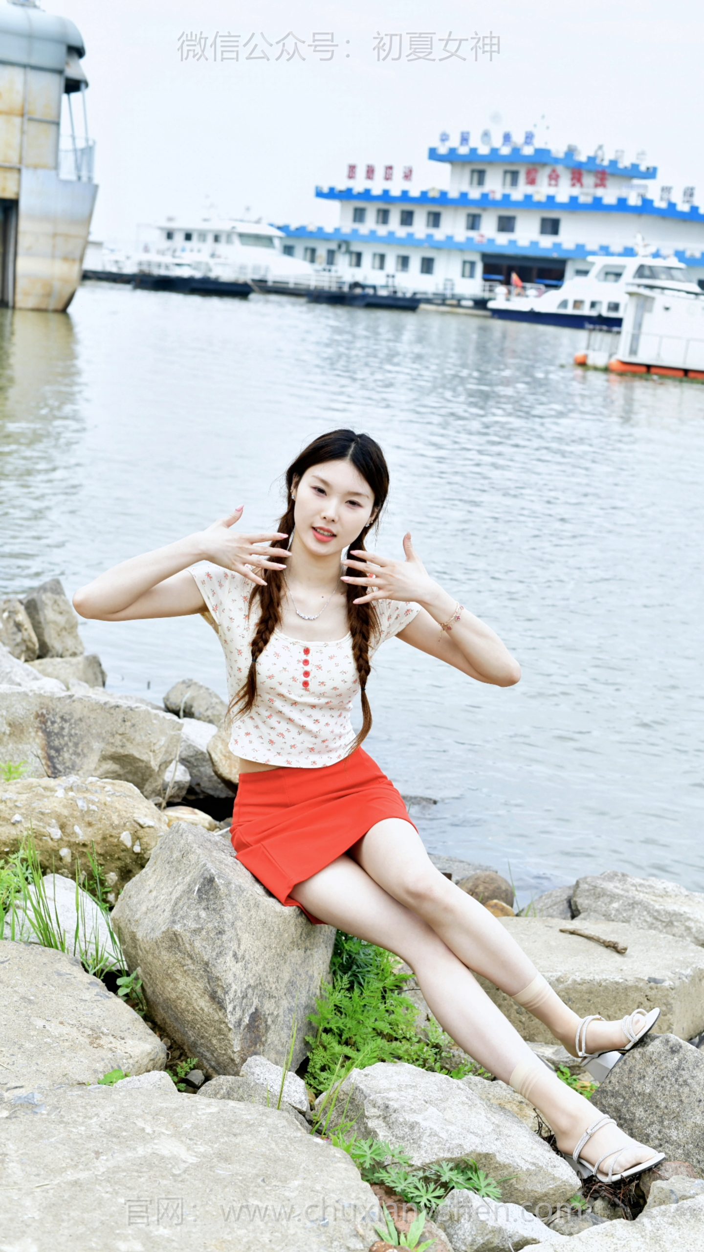 824-1/青子~【静坐听浪】天光正好，云淡风轻。风软云轻，碧波荡漾，红裙与绿草相映，偷得浮生半日闲情。