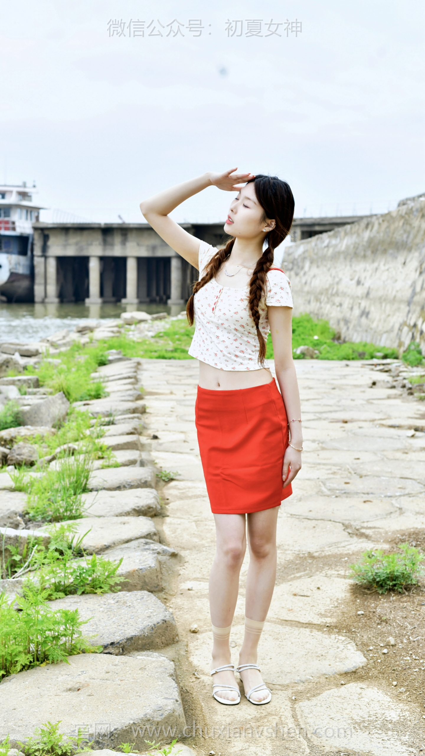 824-1/青子~【静坐听浪】天光正好，云淡风轻。风软云轻，碧波荡漾，红裙与绿草相映，偷得浮生半日闲情。