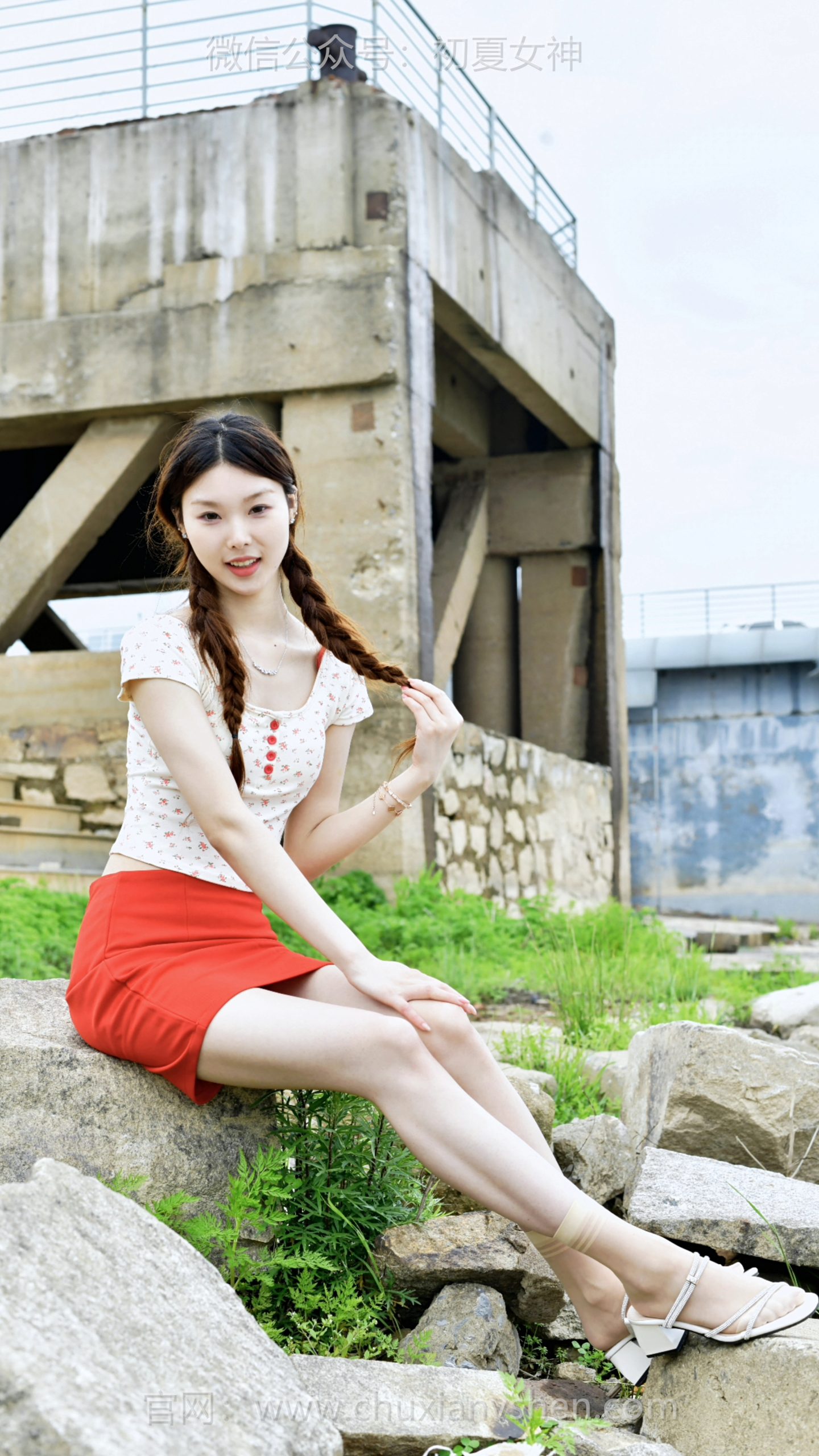 824-1/青子~【静坐听浪】天光正好，云淡风轻。风软云轻，碧波荡漾，红裙与绿草相映，偷得浮生半日闲情。